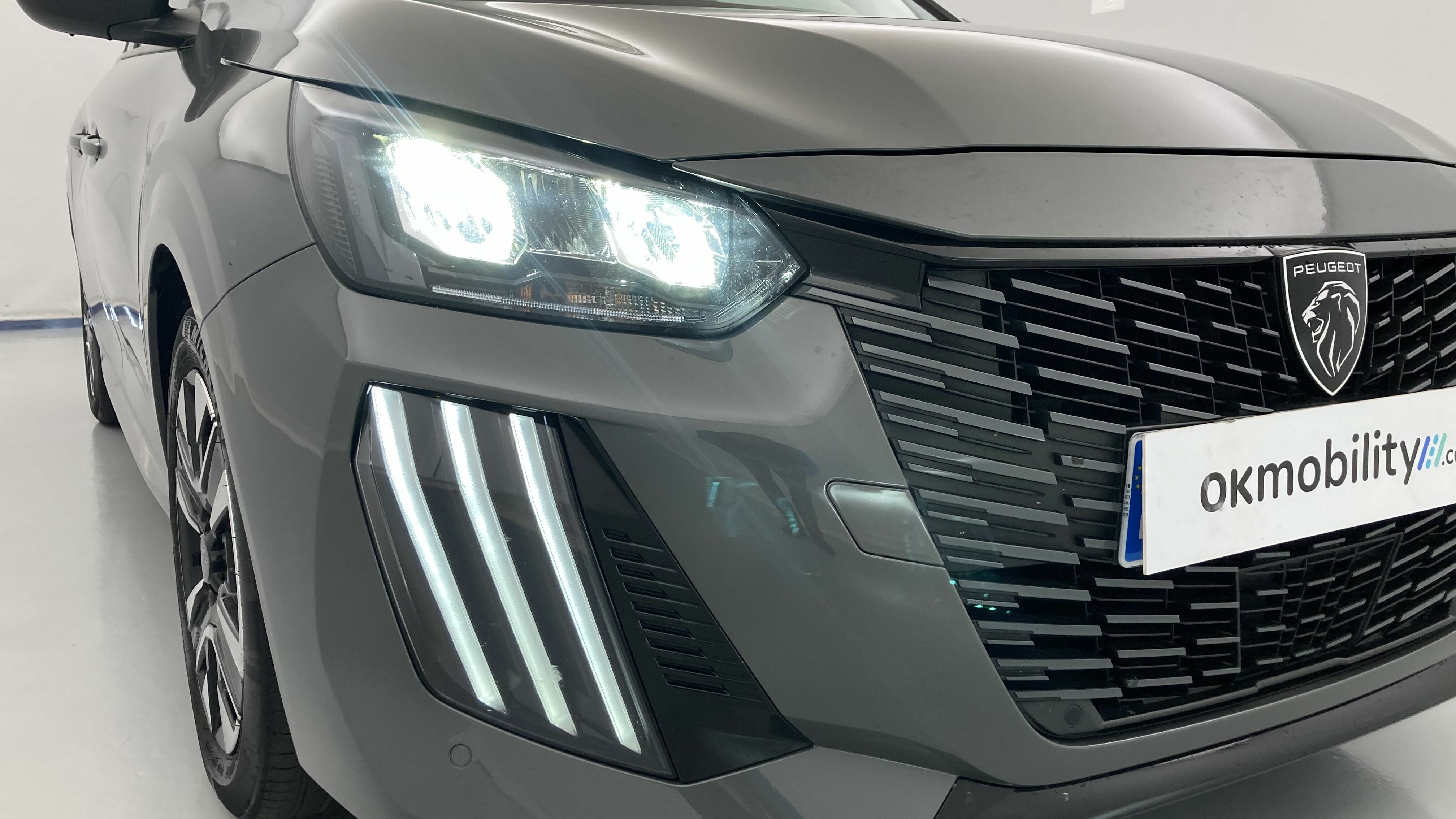 peugeot 208 allure 1.2 PURETECH 100 2024 gris selenium 28
