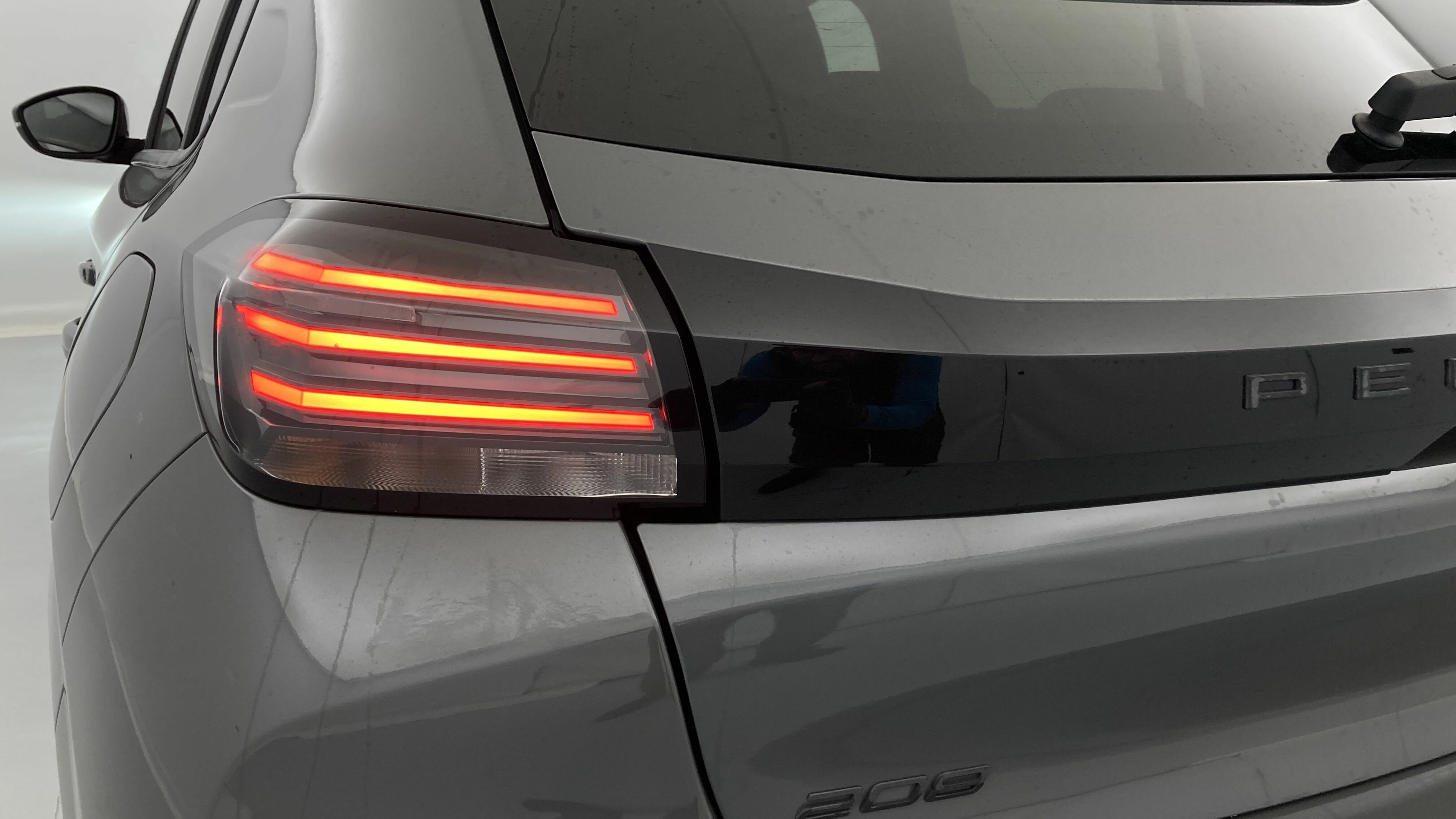 peugeot 208 allure 1.2 PURETECH 100 2024 gris selenium 29