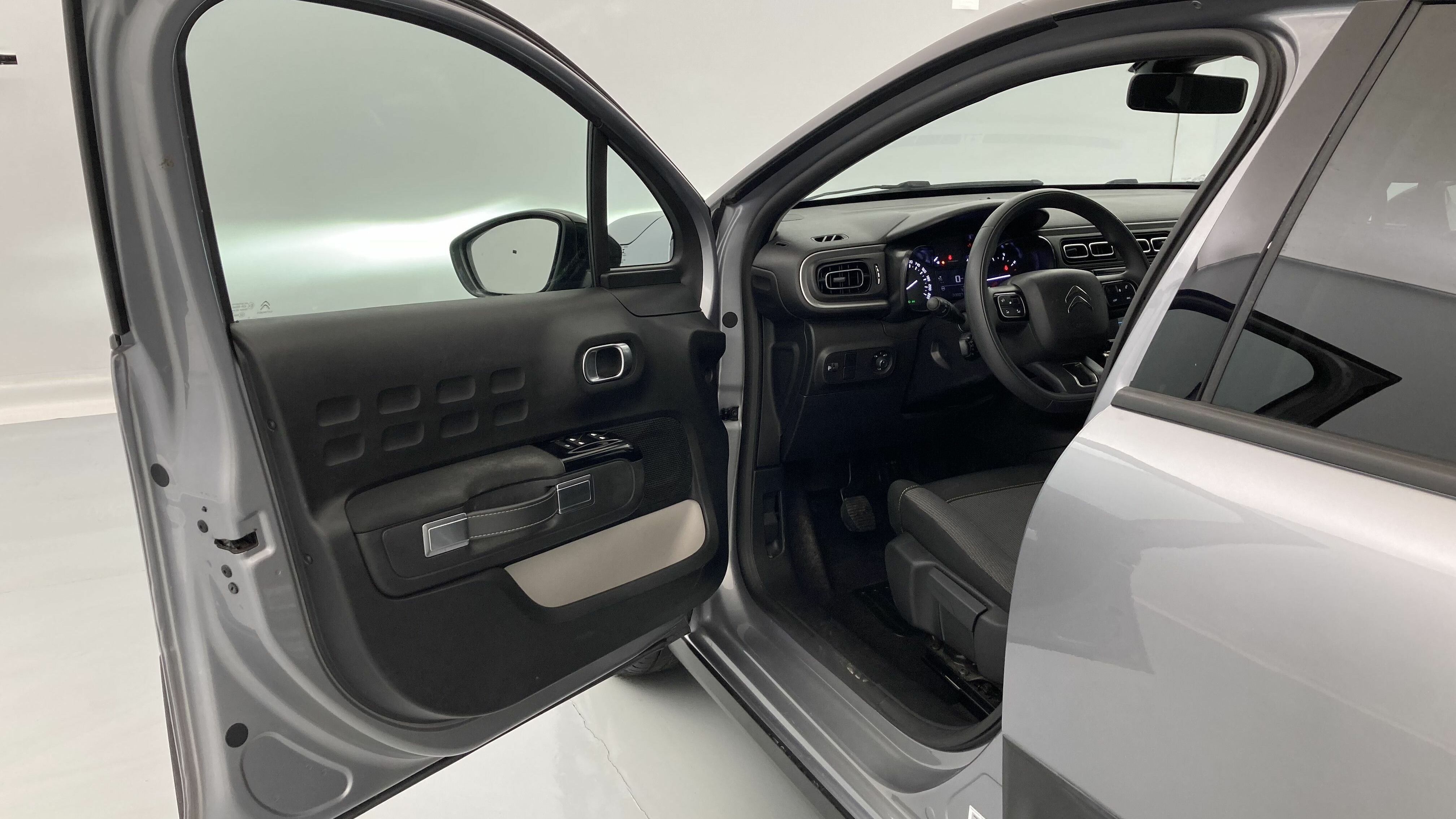 citroen c3 shine 1.5 BLUEHDI 100 2023 gris acero / negro 14