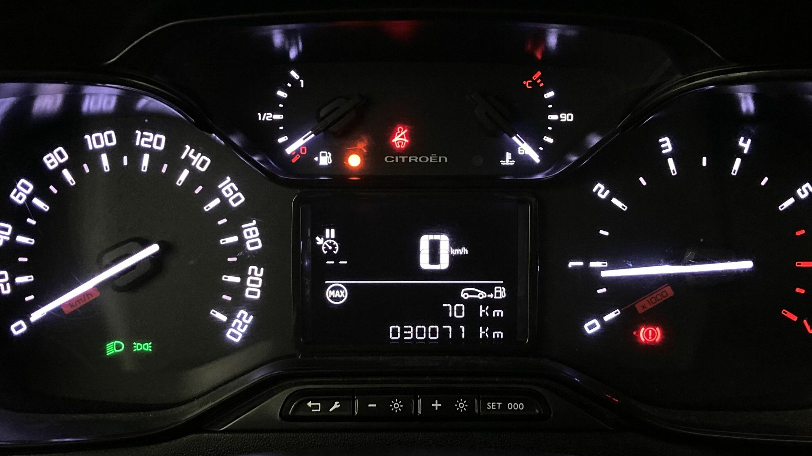 citroen c3 shine 1.5 BLUEHDI 100 2023 gris acero / negro 19