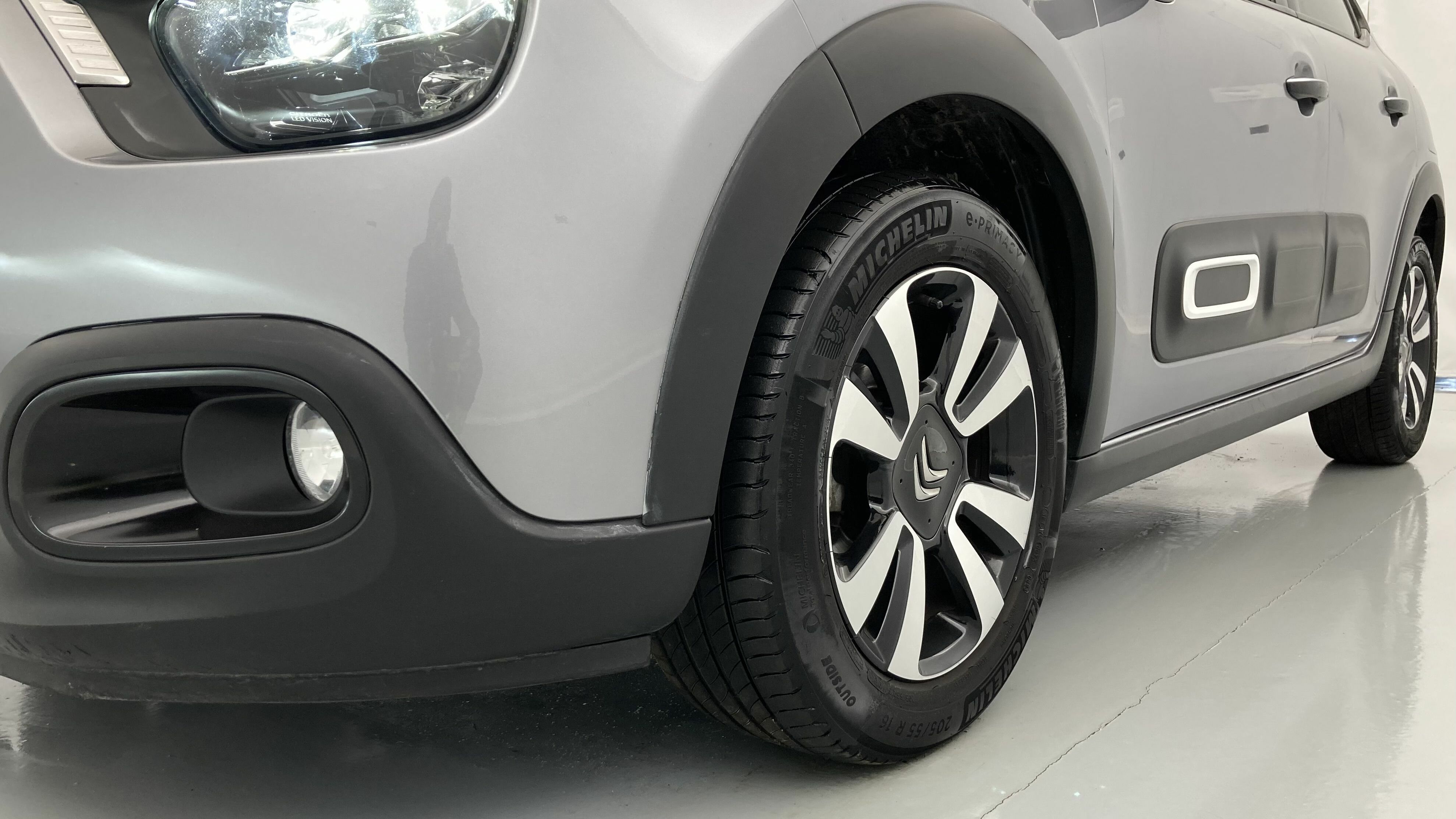 citroen c3 shine 1.5 BLUEHDI 100 2023 gris acero / negro 27