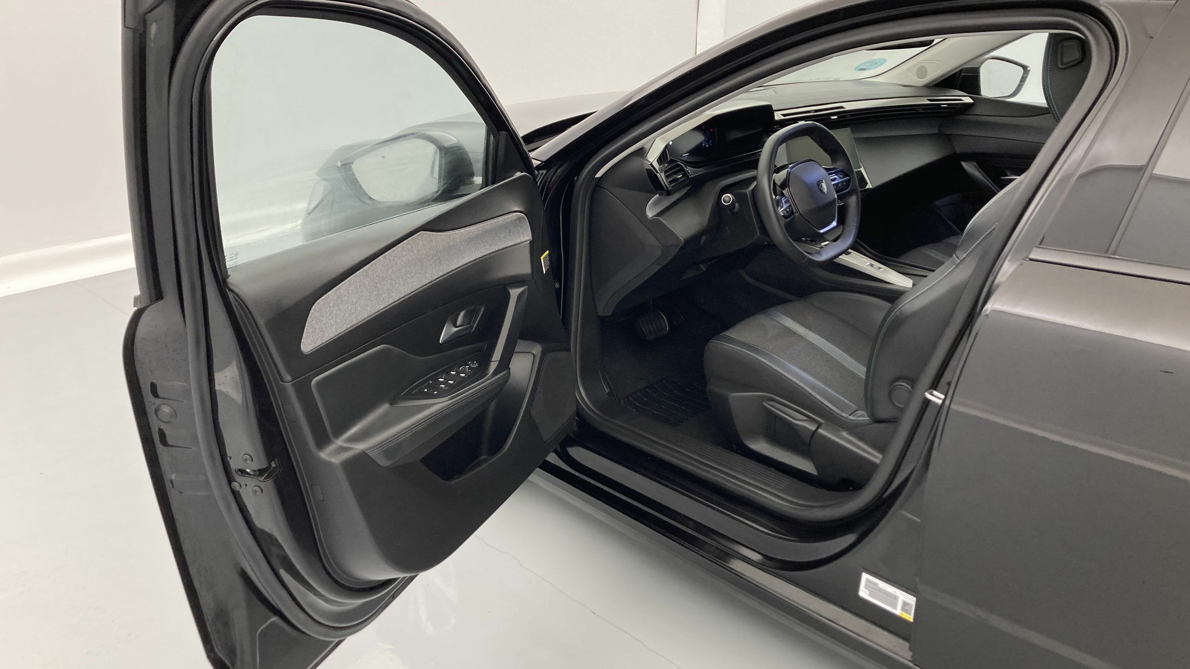 peugeot 308 allure 1.2 PURETECH 130 EAT 2023 negro perla nera 11