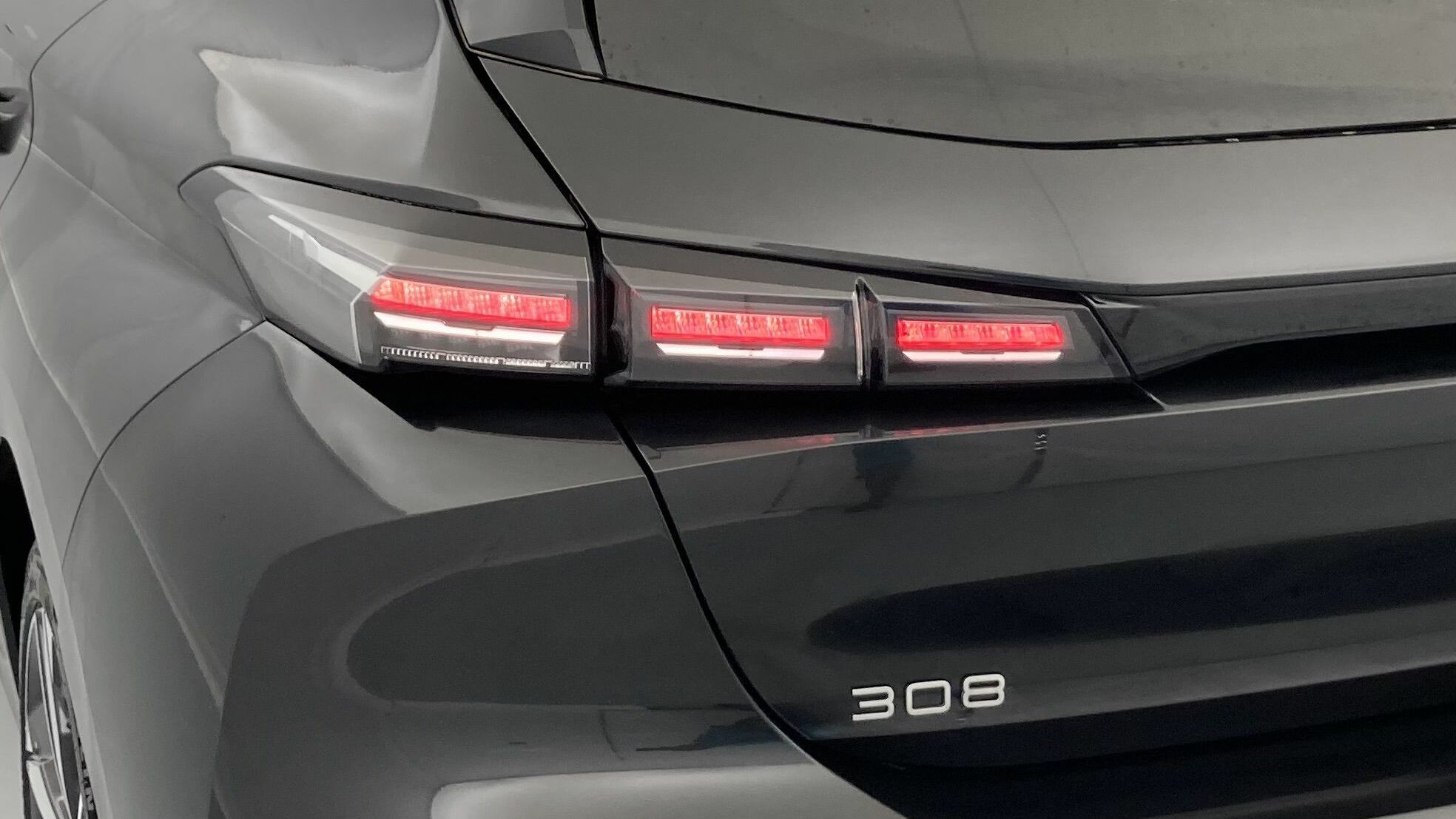 peugeot 308 allure 1.2 PURETECH 130 EAT 2023 negro perla nera 24