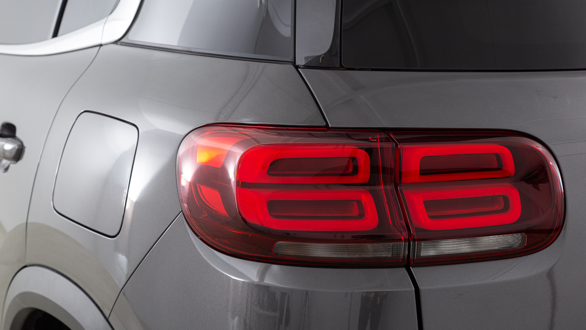 citroen c5 aircross shine 1.6 PURETECH HYBRID 225 E-EAT 2022 gris acier / negro 28