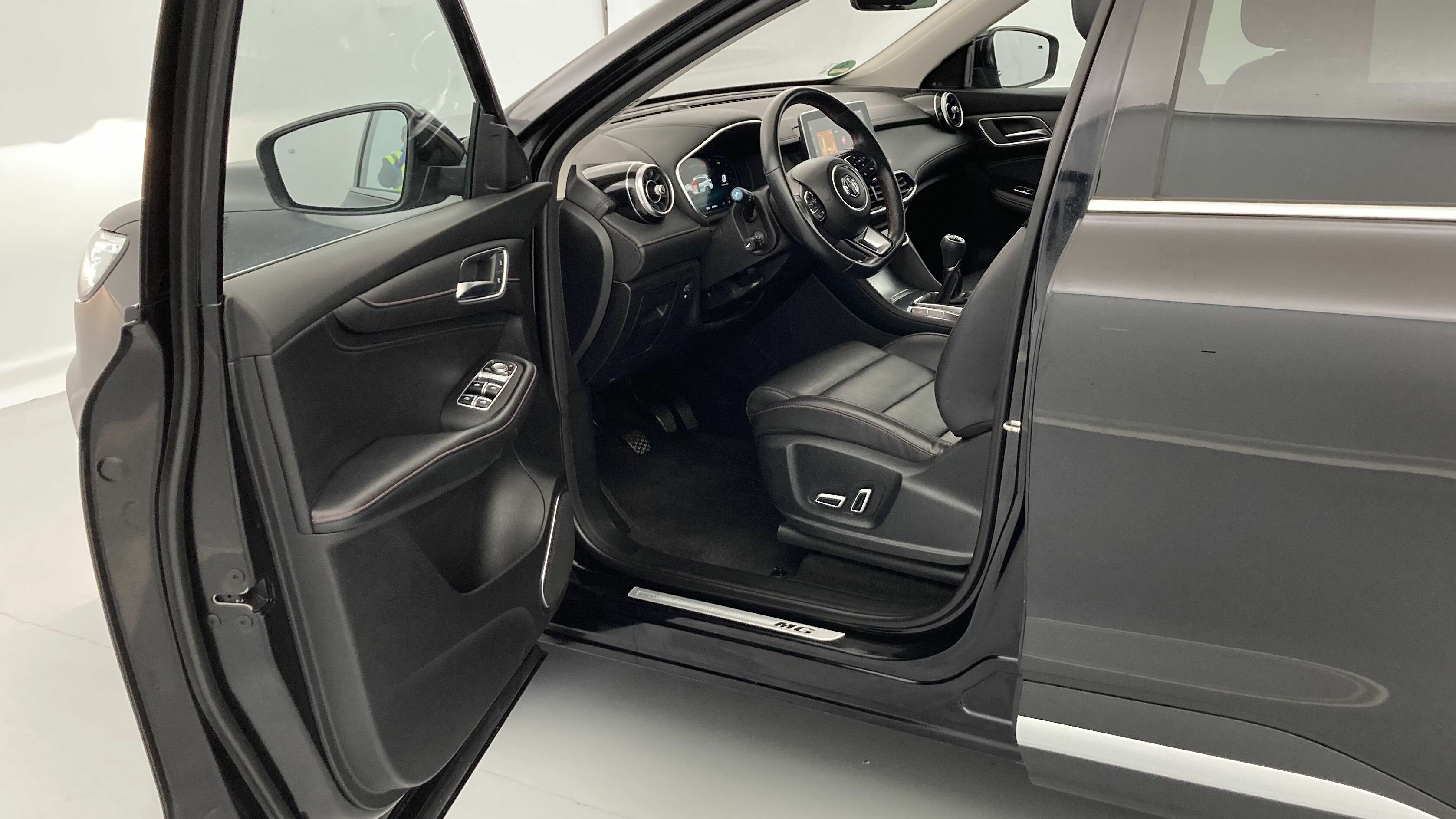 mg hs comfort 1.5 T-GDI 162 2023 pebble black - pbc 13