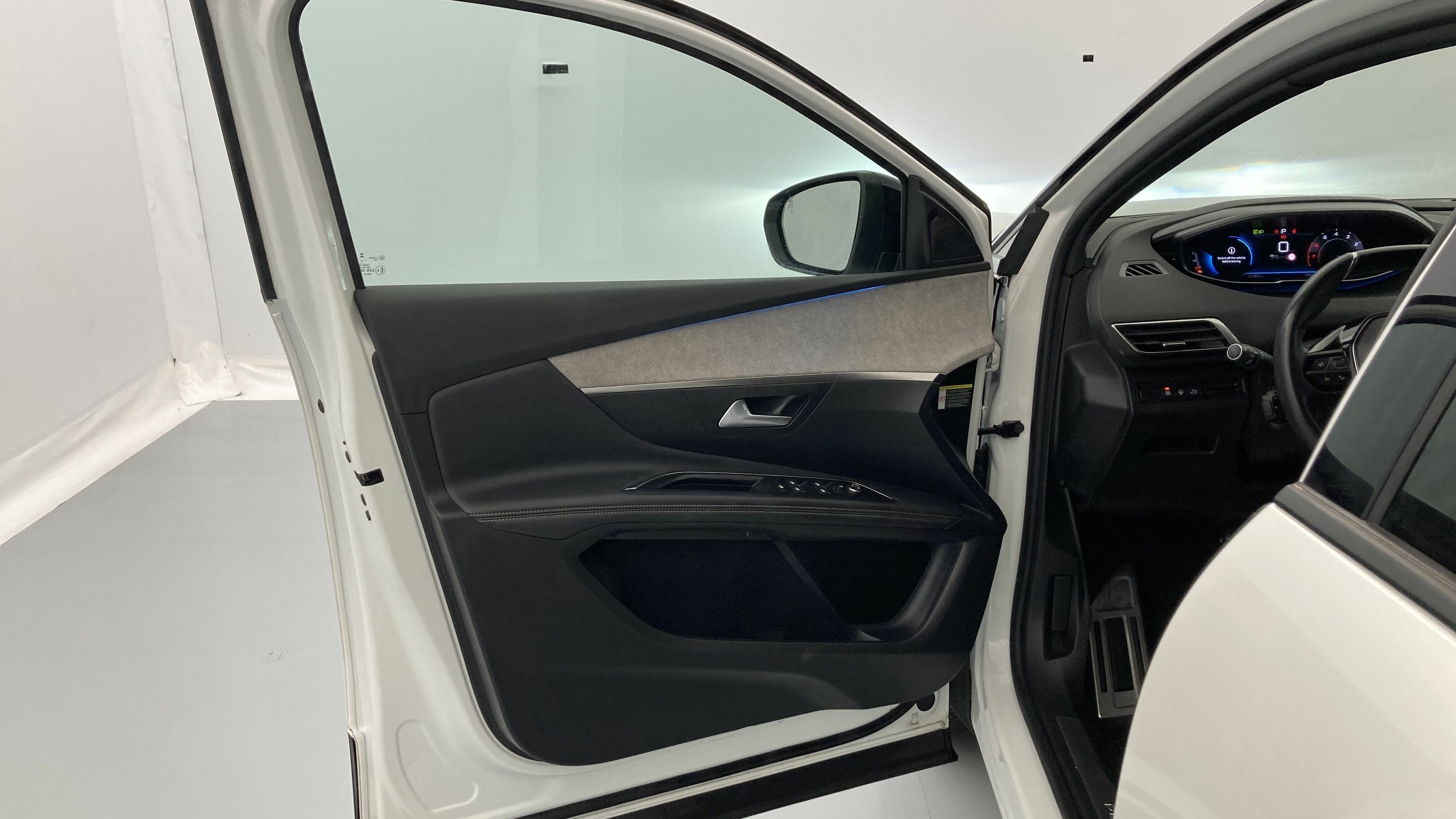 peugeot 3008 gt 1.2 PURETECH 130 EAT 2023 blanco nacarado 11