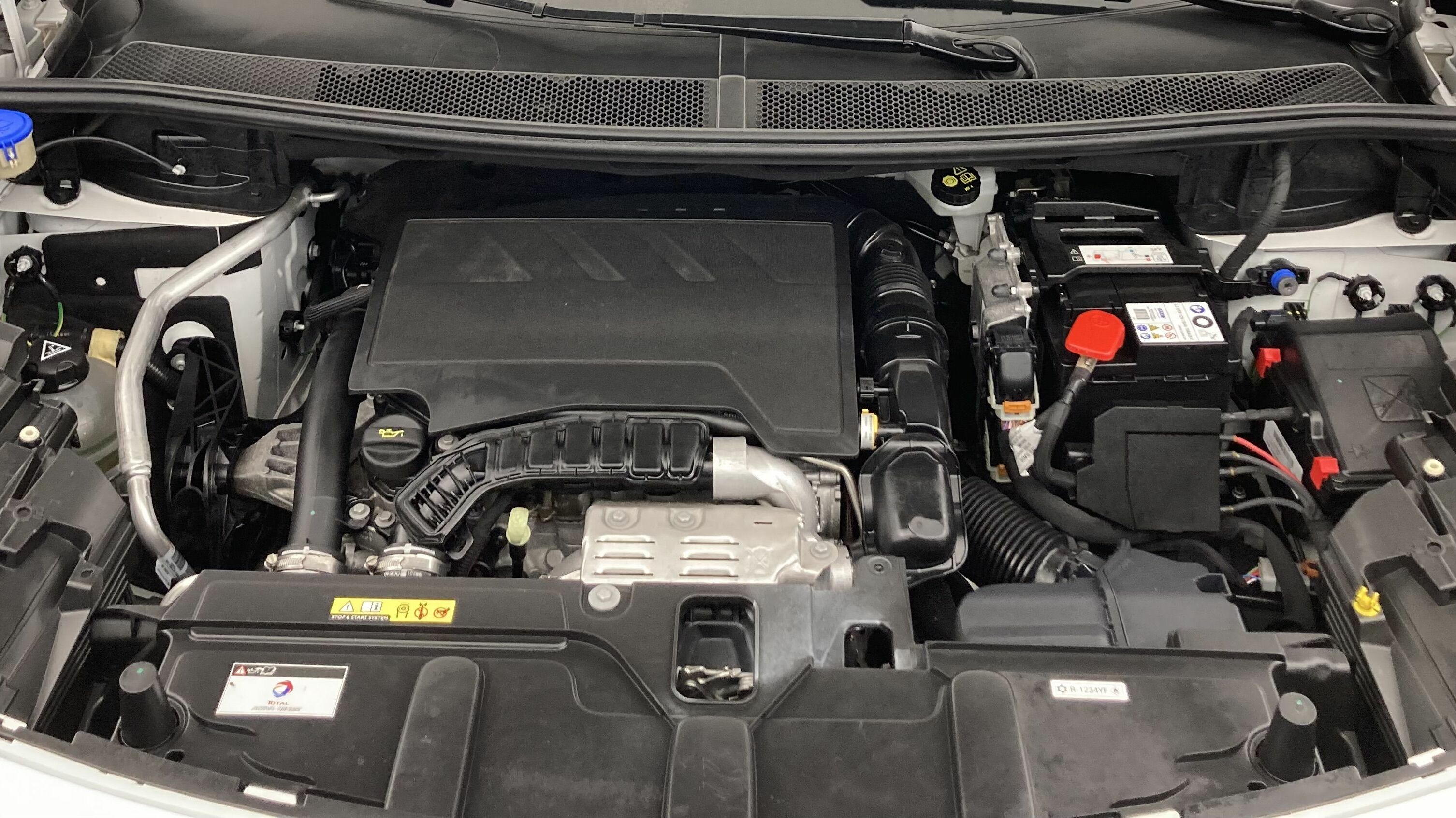 peugeot 3008 gt 1.2 PURETECH 130 EAT 2023 blanco nacarado 18