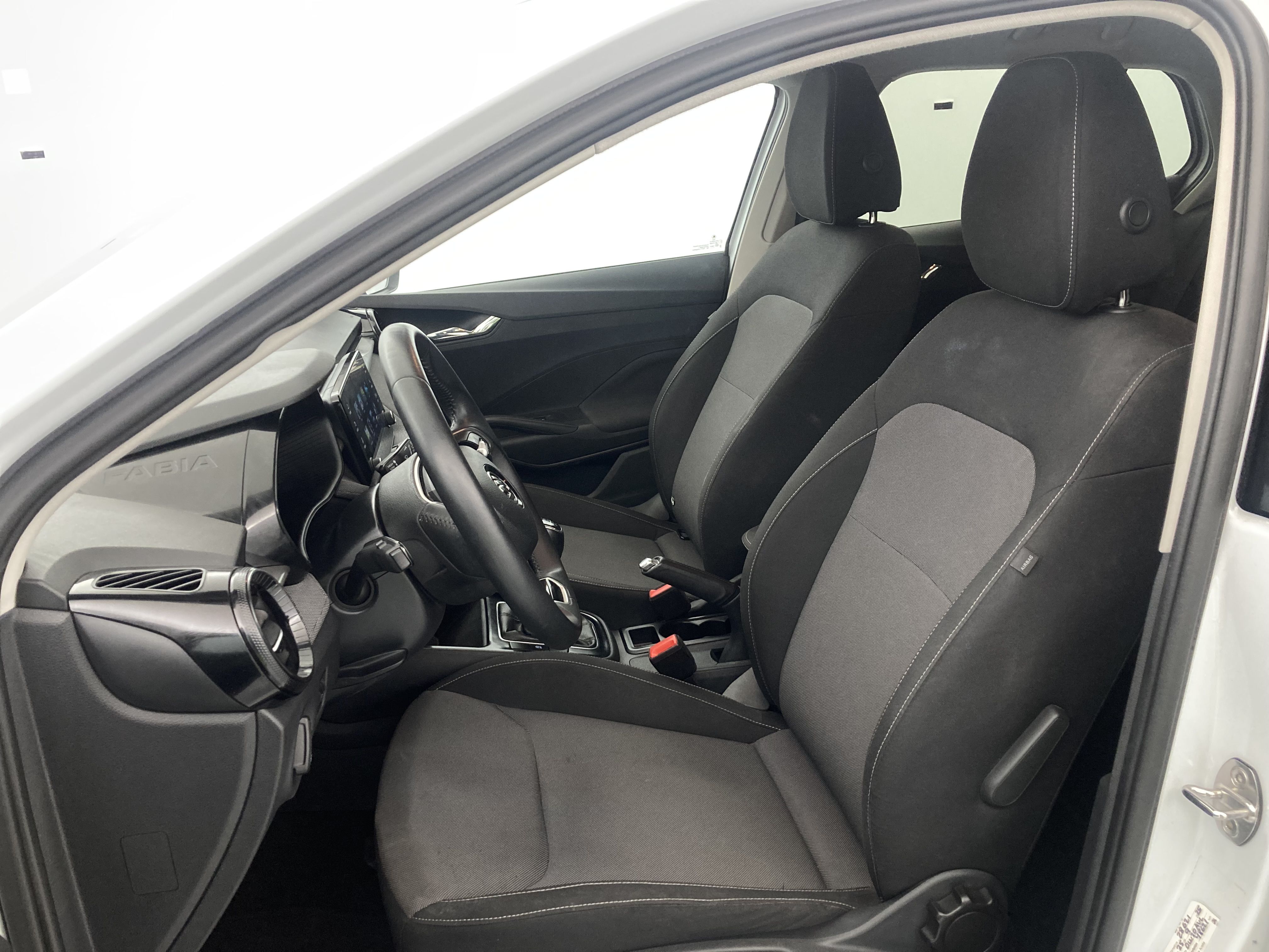 skoda fabia selection 1.0 MPI 80 2024 blanco glaciar 17