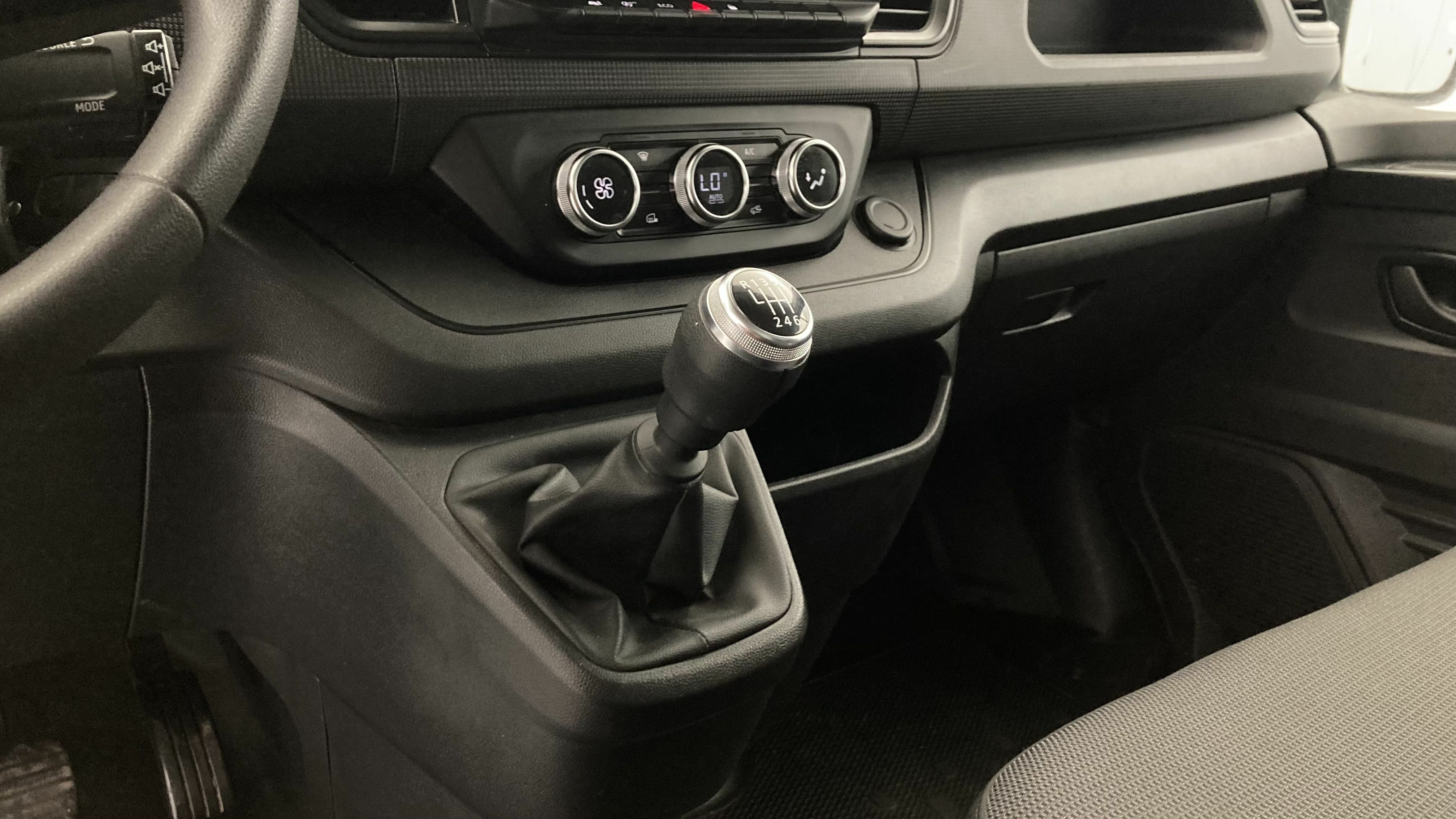 renault trafic furgon l1h1 2.0 BLUEDCI 130 2023 blanco glaciar 12