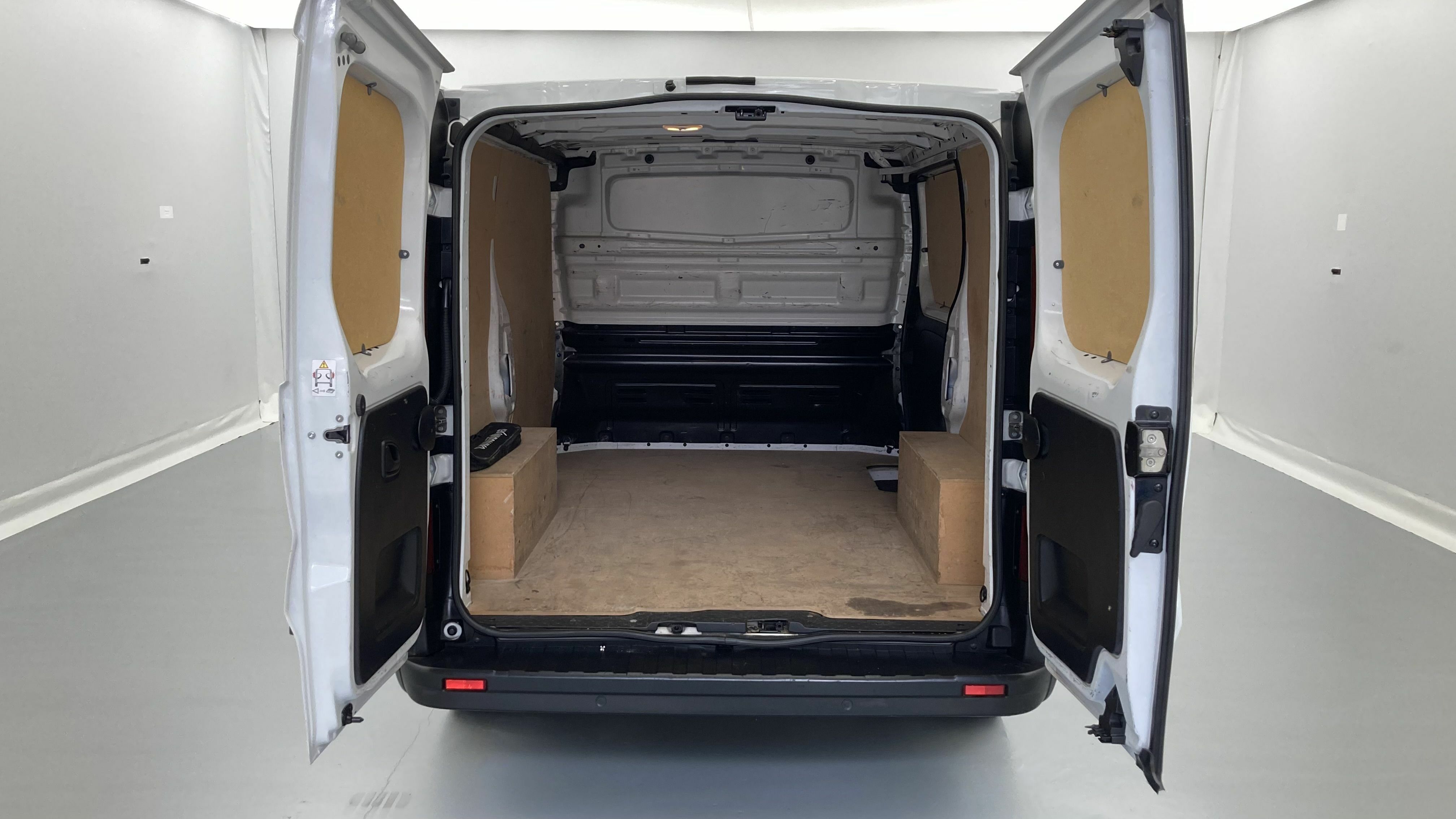 renault trafic furgon l1h1 2.0 BLUEDCI 130 2023 blanco glaciar 16