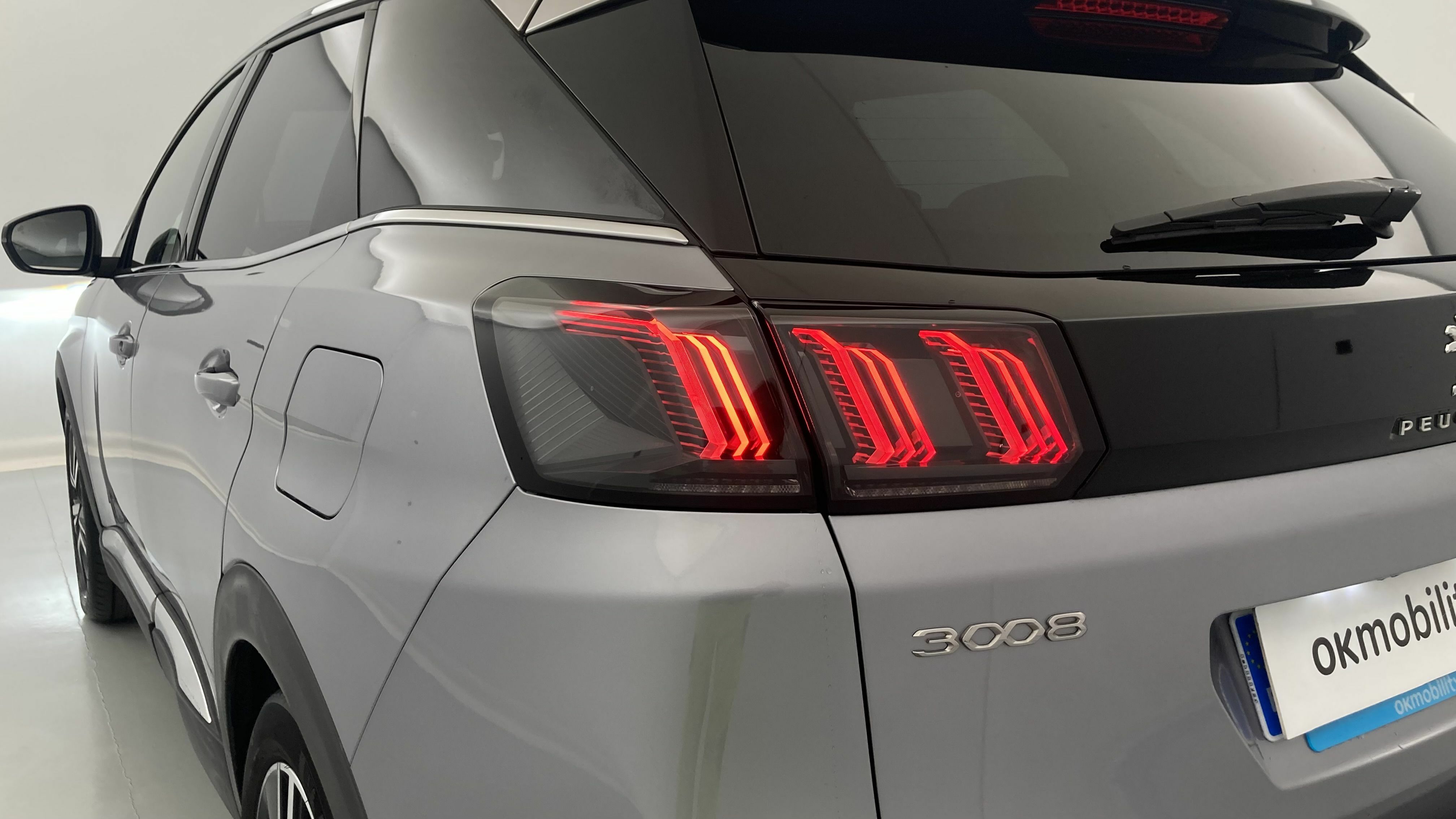 peugeot 3008 gt pack 1.6 HYBRID 300 EAT PHEV 2022 gris artense / negro 27