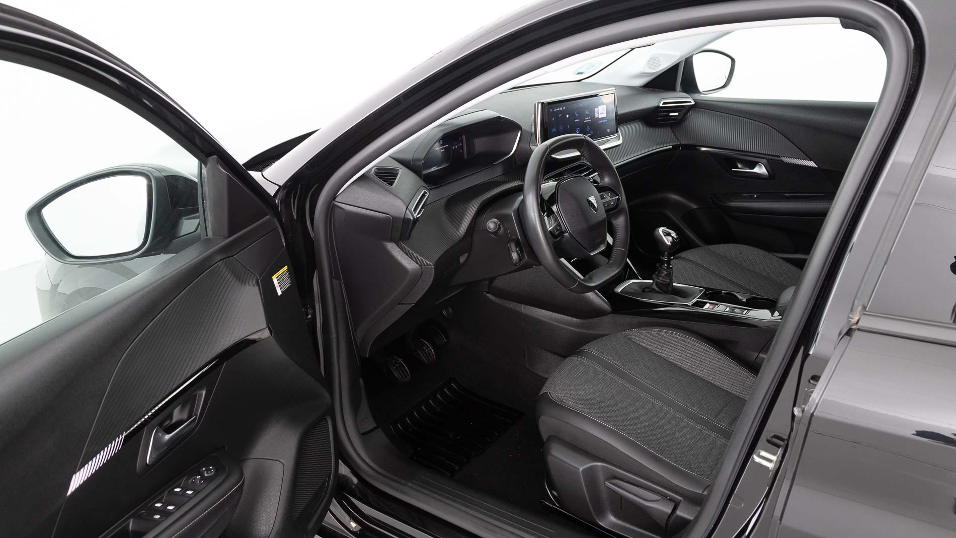 peugeot 208 allure 1.2 PURETECH 100 2024 negro perla nera 13