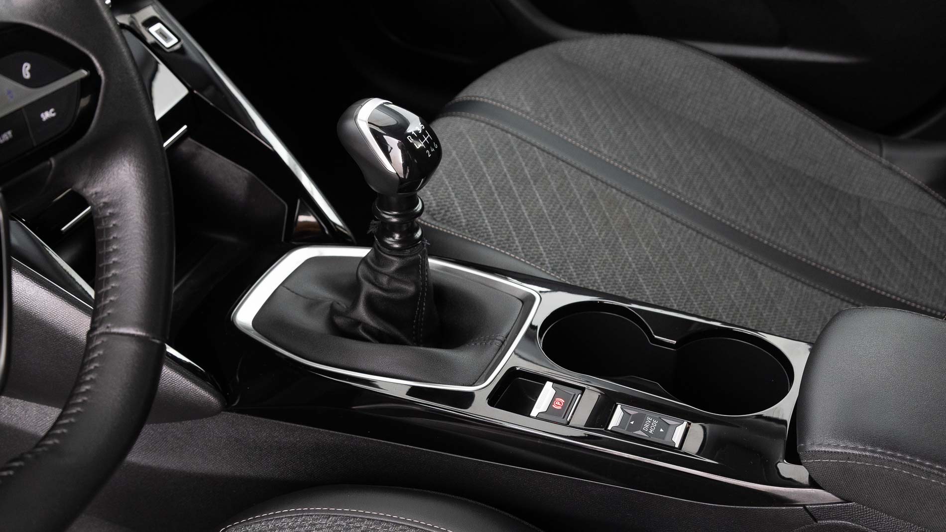 peugeot 208 allure 1.2 PURETECH 100 2024 negro perla nera 21