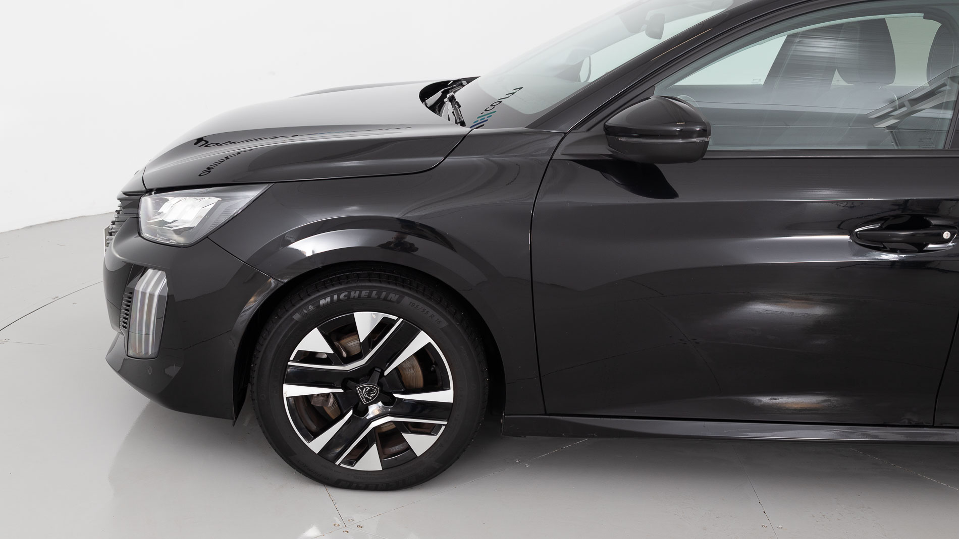 peugeot 208 allure 1.2 PURETECH 100 2024 negro perla nera 24