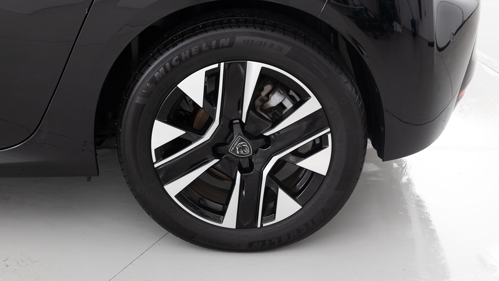 peugeot 208 allure 1.2 PURETECH 100 2024 negro perla nera 25