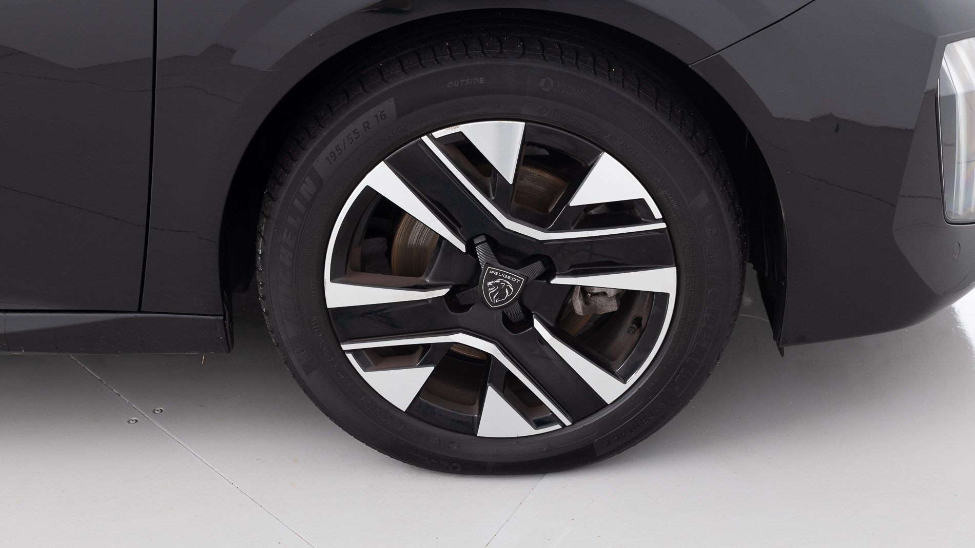 peugeot 208 allure 1.2 PURETECH 100 2024 negro perla nera 27