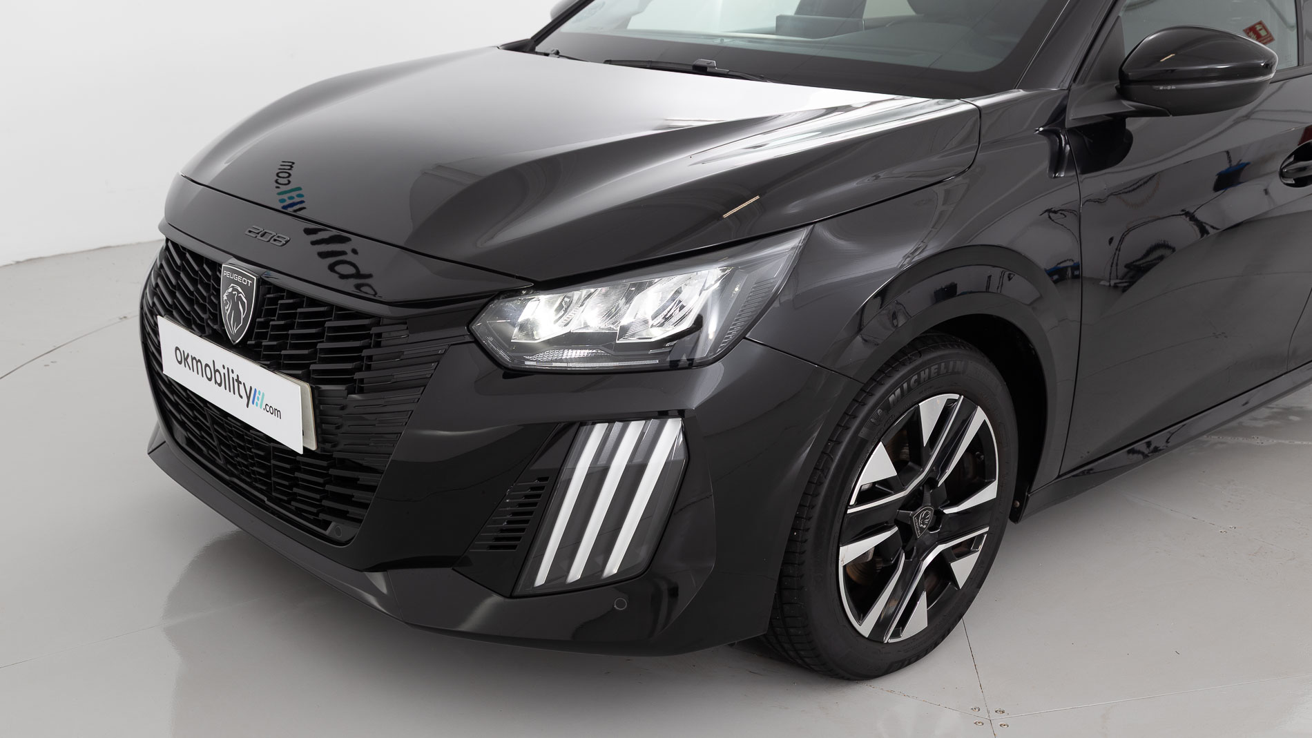 peugeot 208 allure 1.2 PURETECH 100 2024 negro perla nera 28