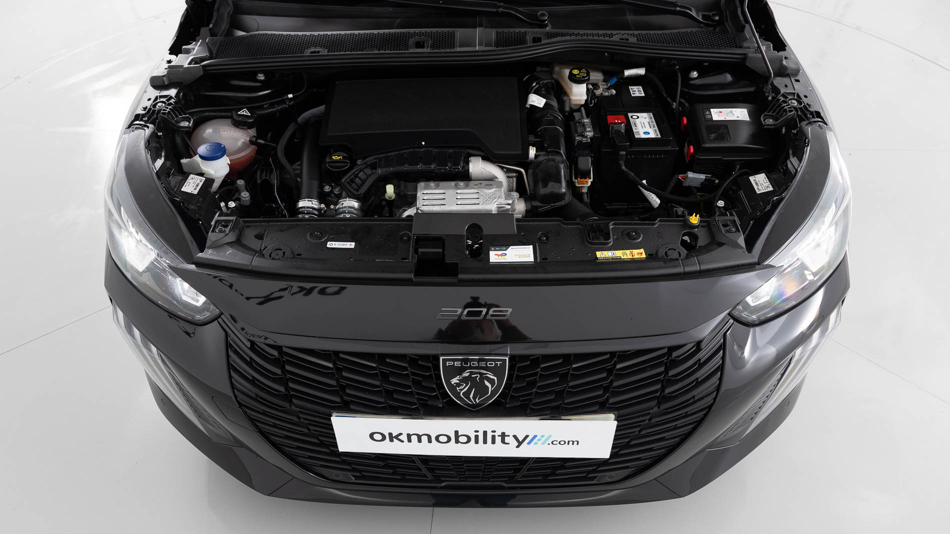 peugeot 208 allure 1.2 PURETECH 100 2024 negro perla nera 32