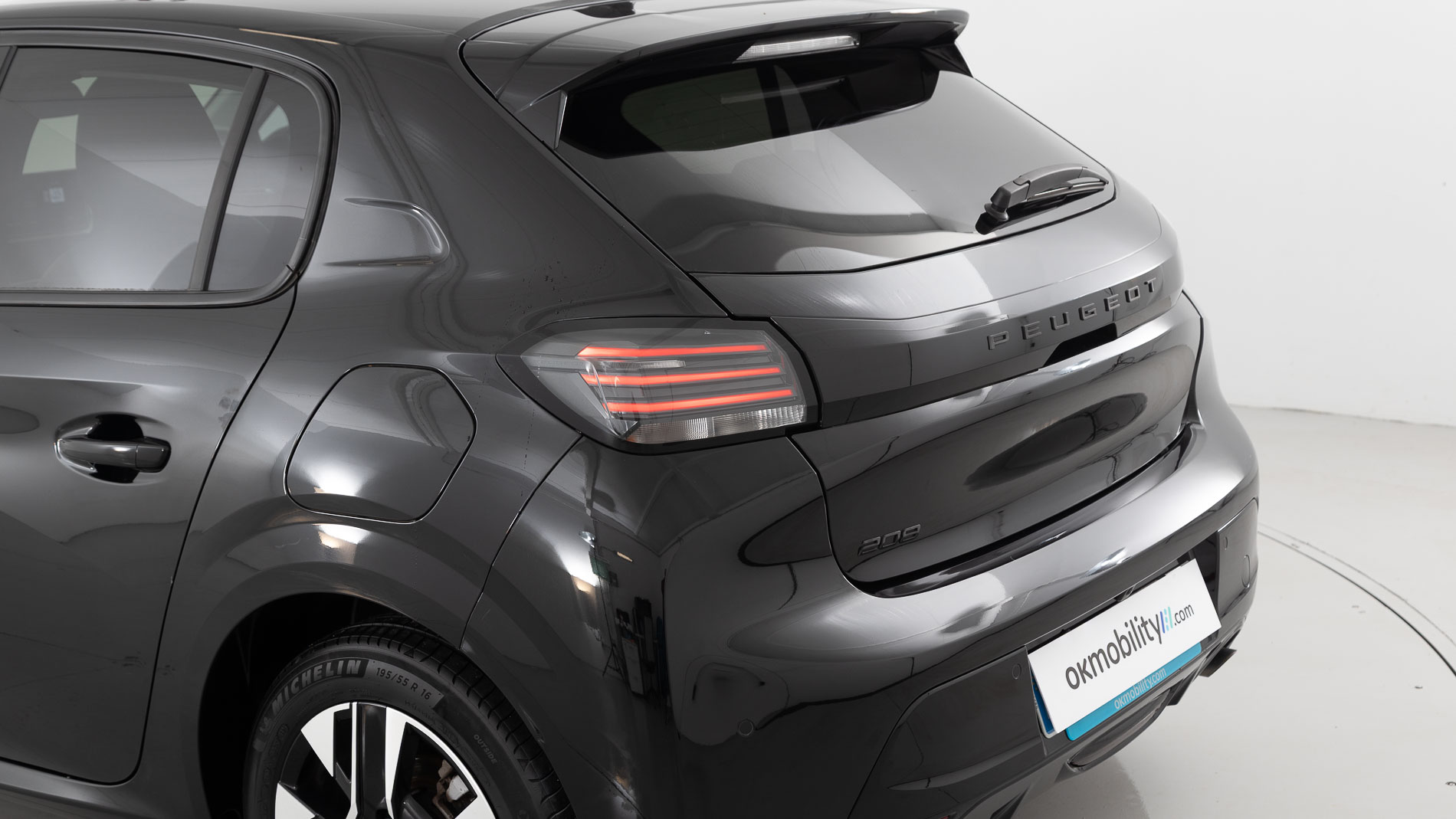 peugeot 208 allure 1.2 PURETECH 100 2024 negro perla nera 35