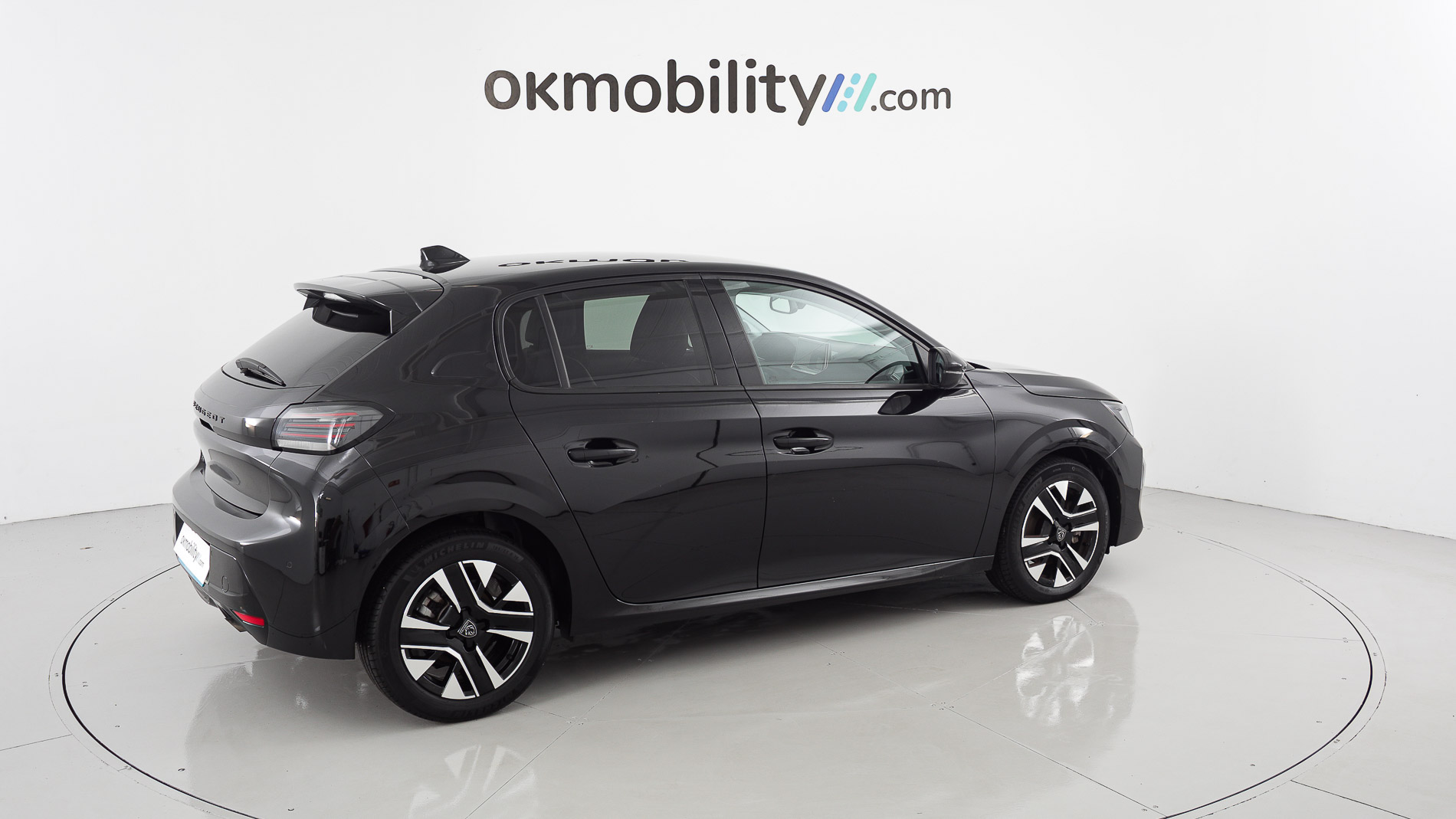 peugeot 208 allure 1.2 PURETECH 100 2024 negro perla nera 12