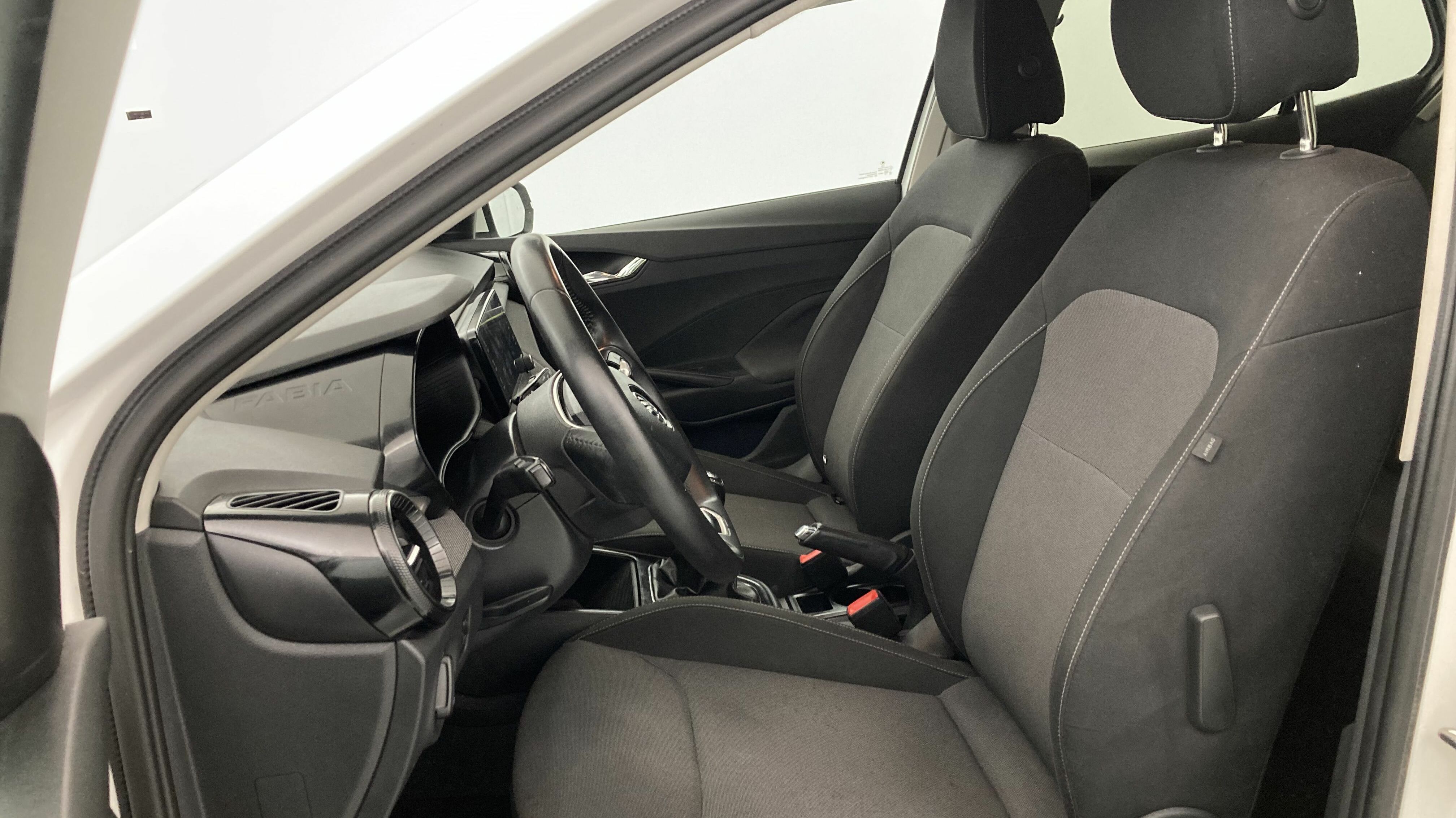 skoda fabia selection 1.0 MPI 80 2024 blanco candy 13