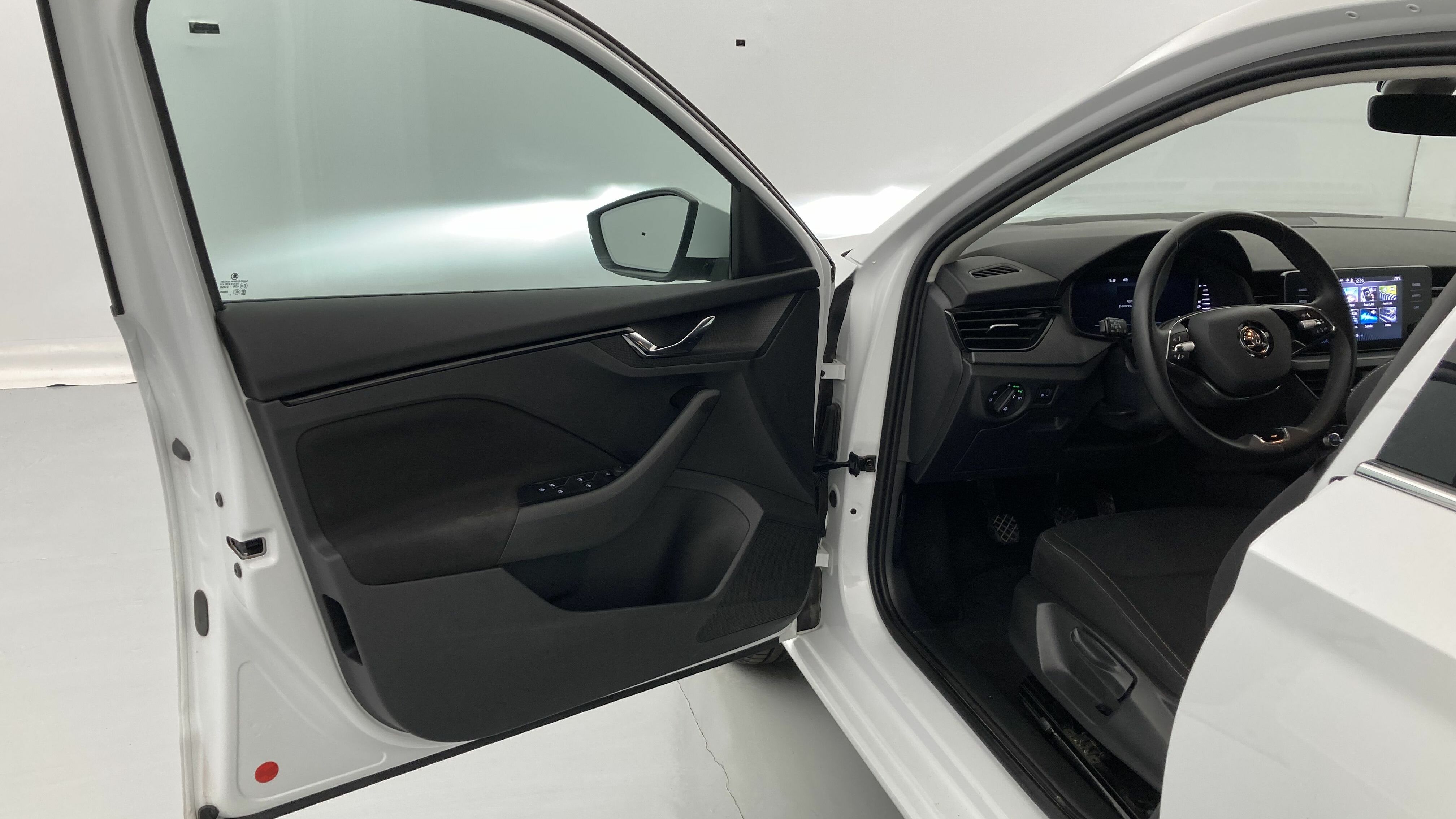 skoda scala ambition 1.0 TSI 110 2024 blanco glaciar 13