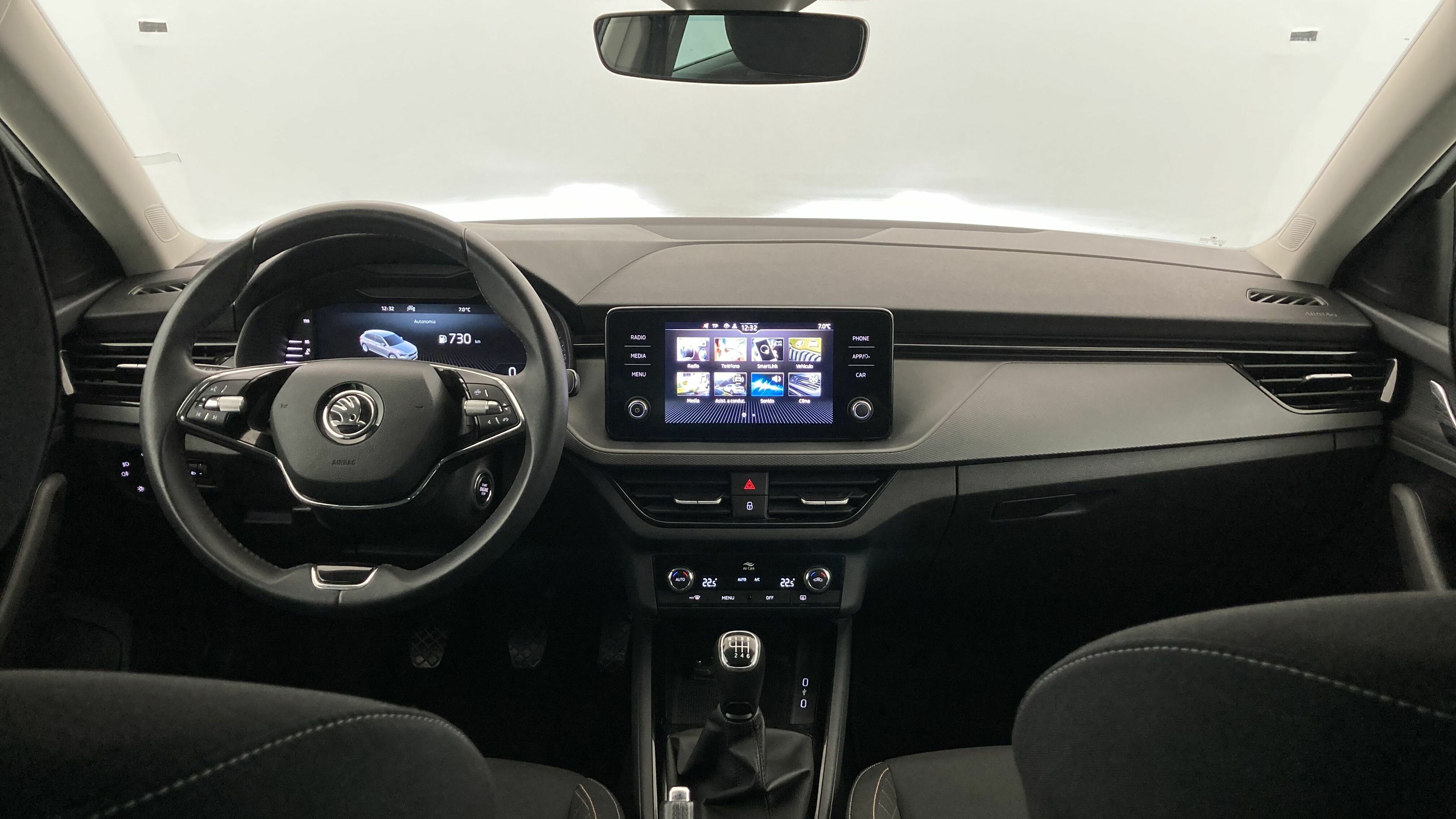 skoda scala ambition 1.0 TSI 110 2024 blanco glaciar 16