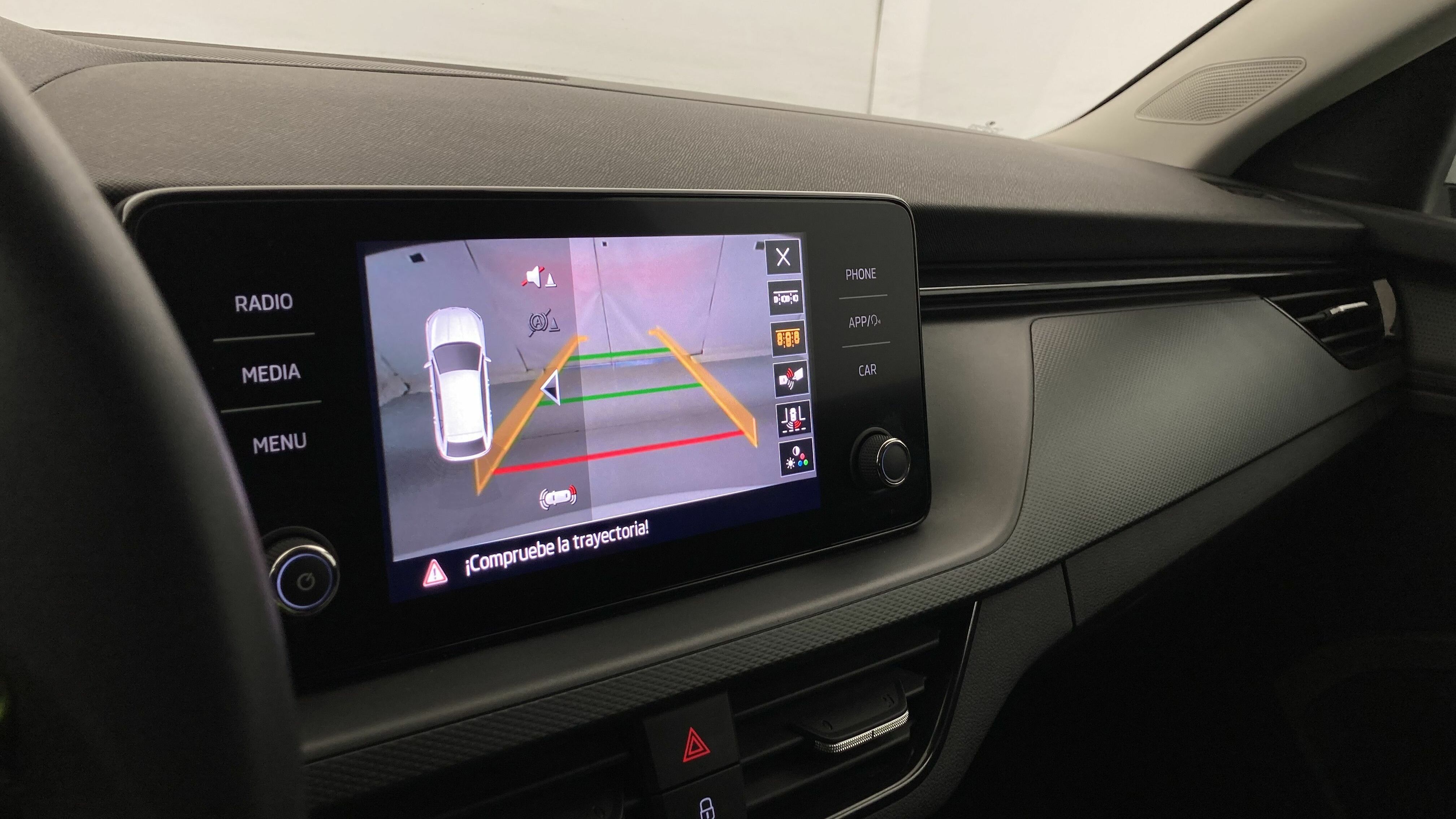 skoda scala ambition 1.0 TSI 110 2024 blanco glaciar 19