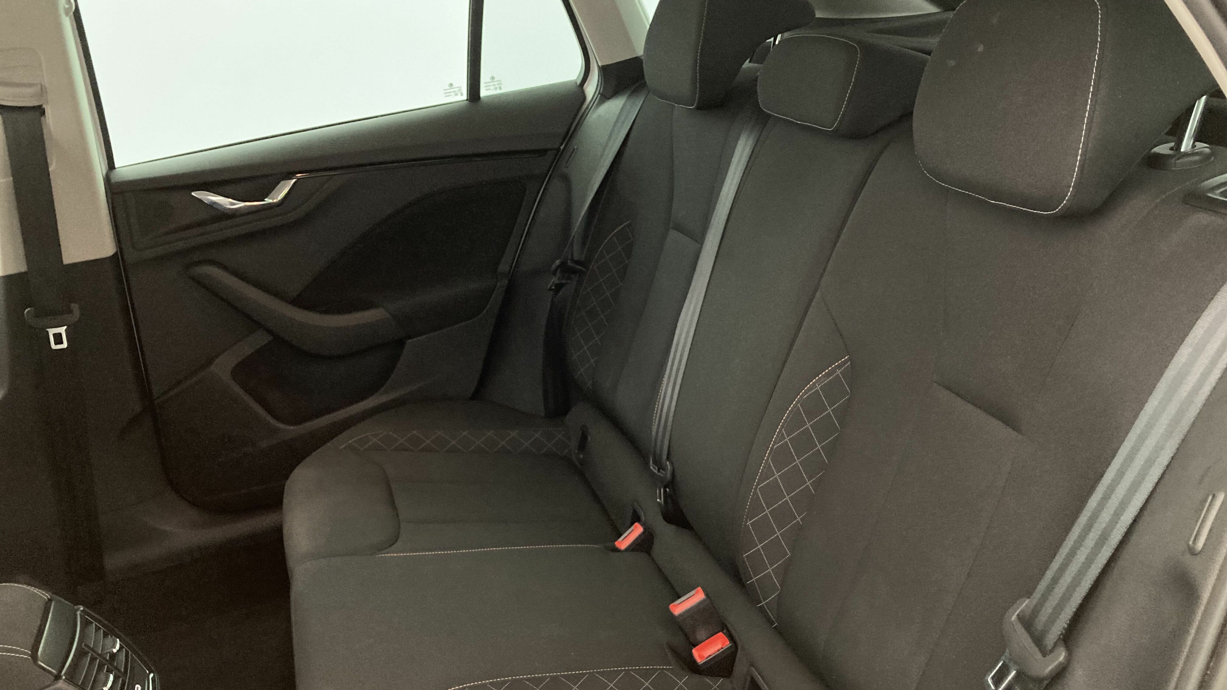 skoda scala ambition 1.0 TSI 110 2024 blanco glaciar 21