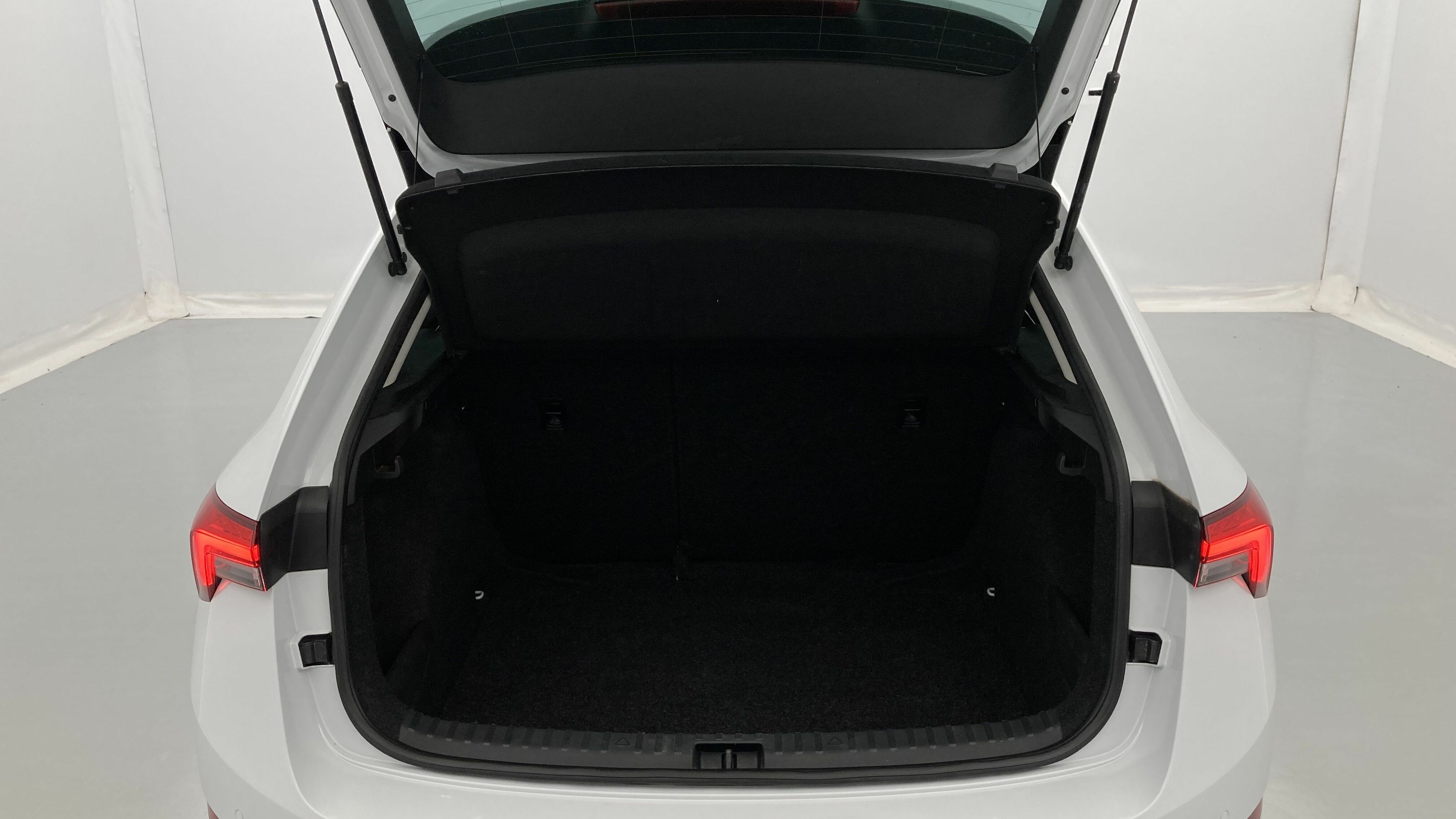 skoda scala ambition 1.0 TSI 110 2024 blanco glaciar 24