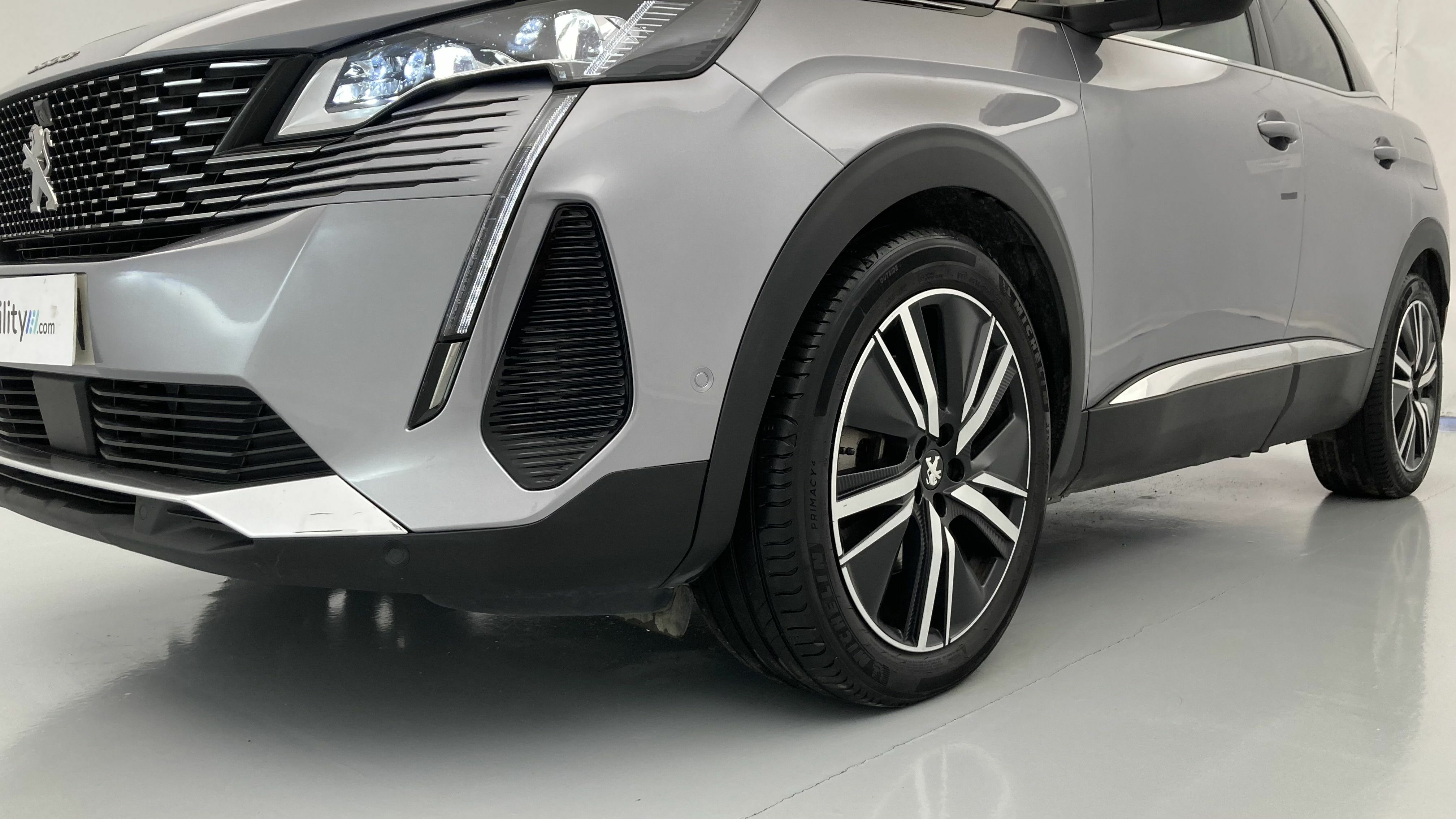 peugeot 3008 gt pack 1.6 HYBRID 300 EAT PHEV 2022 gris artense / negro 25