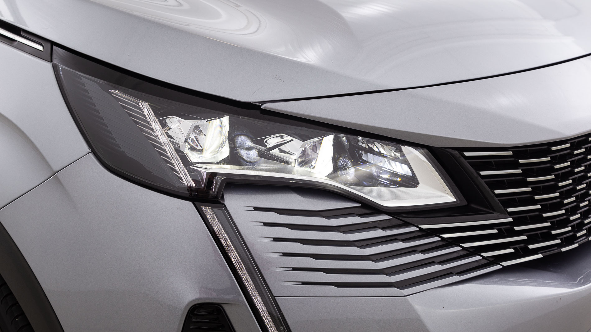 peugeot 3008 gt pack 1.6 HYBRID 300 EAT PHEV 2022 gris artense / negro 26