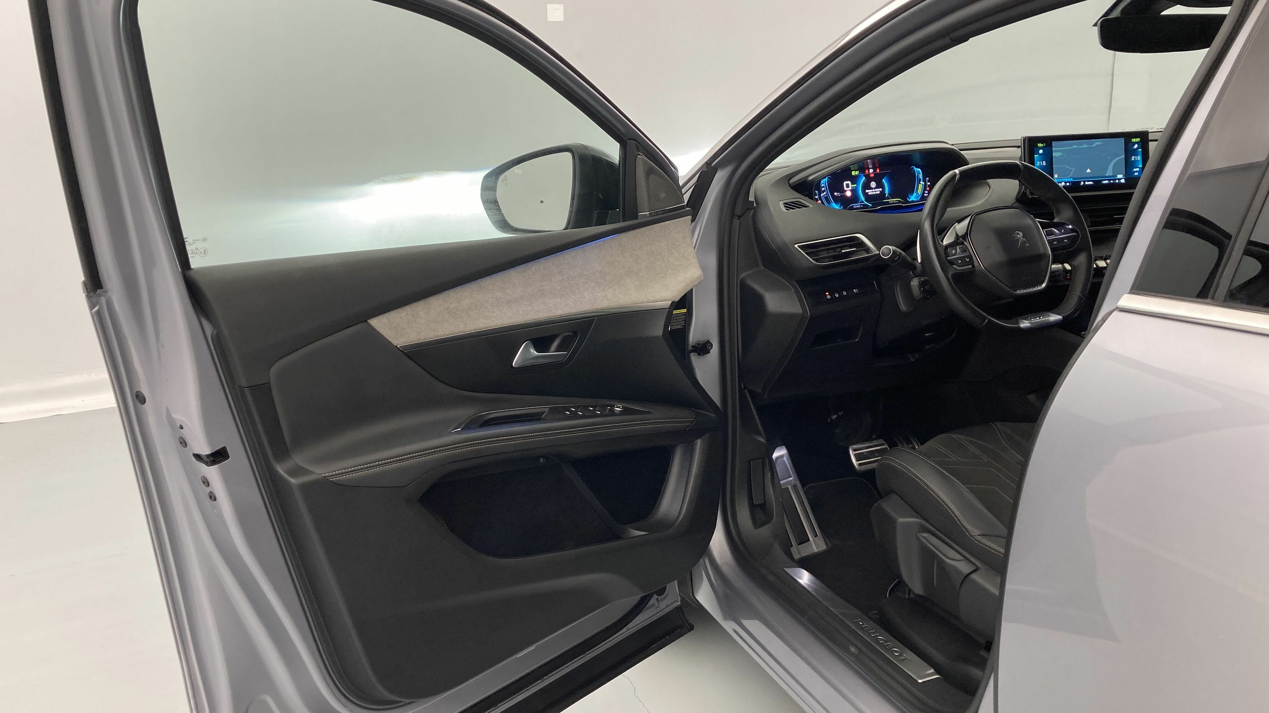 peugeot 3008 gt pack 1.6 HYBRID 300 EAT PHEV 2022 gris artense / negro 13