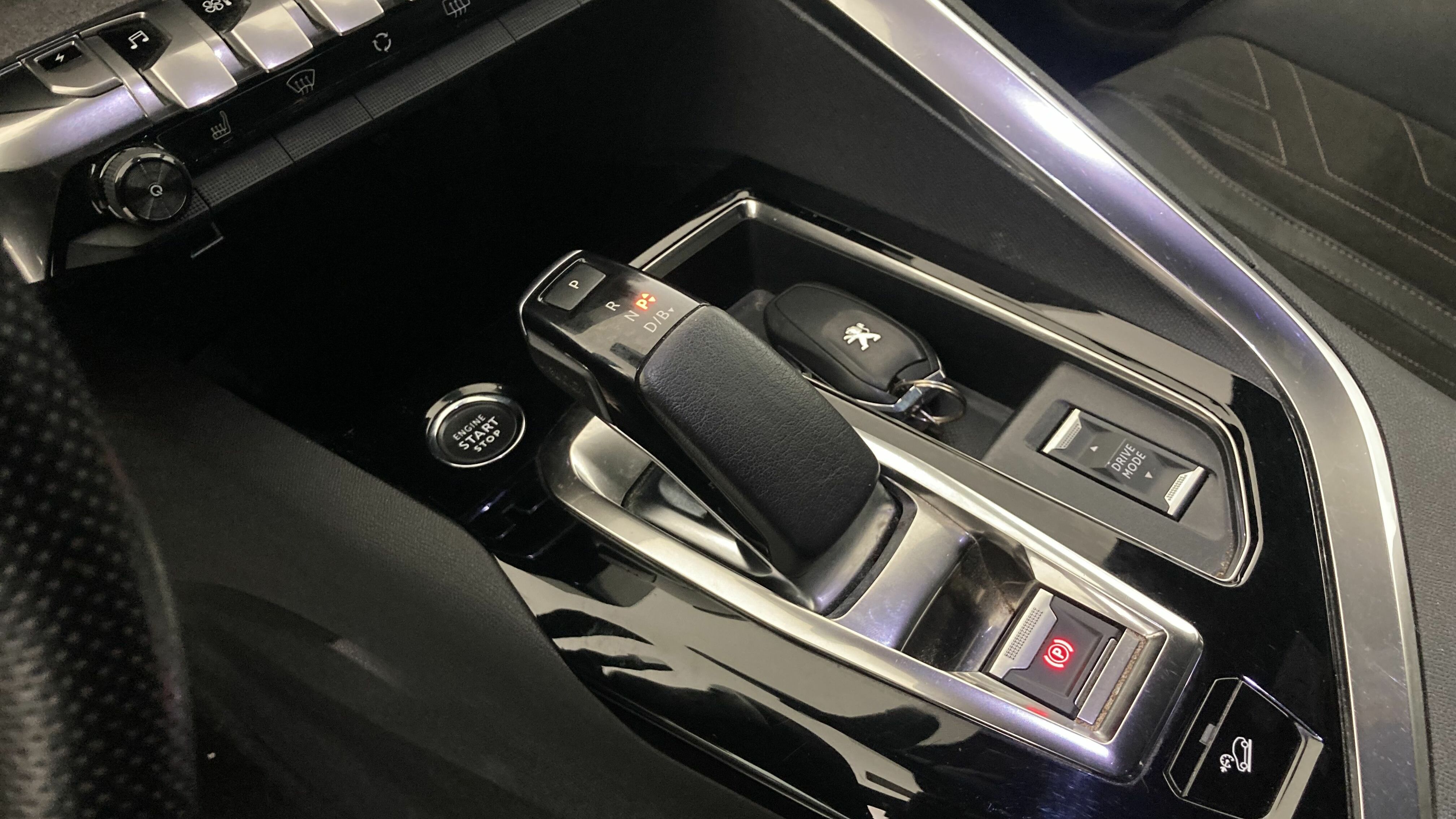 peugeot 3008 gt pack 1.6 HYBRID 300 EAT PHEV 2022 gris artense / negro 20