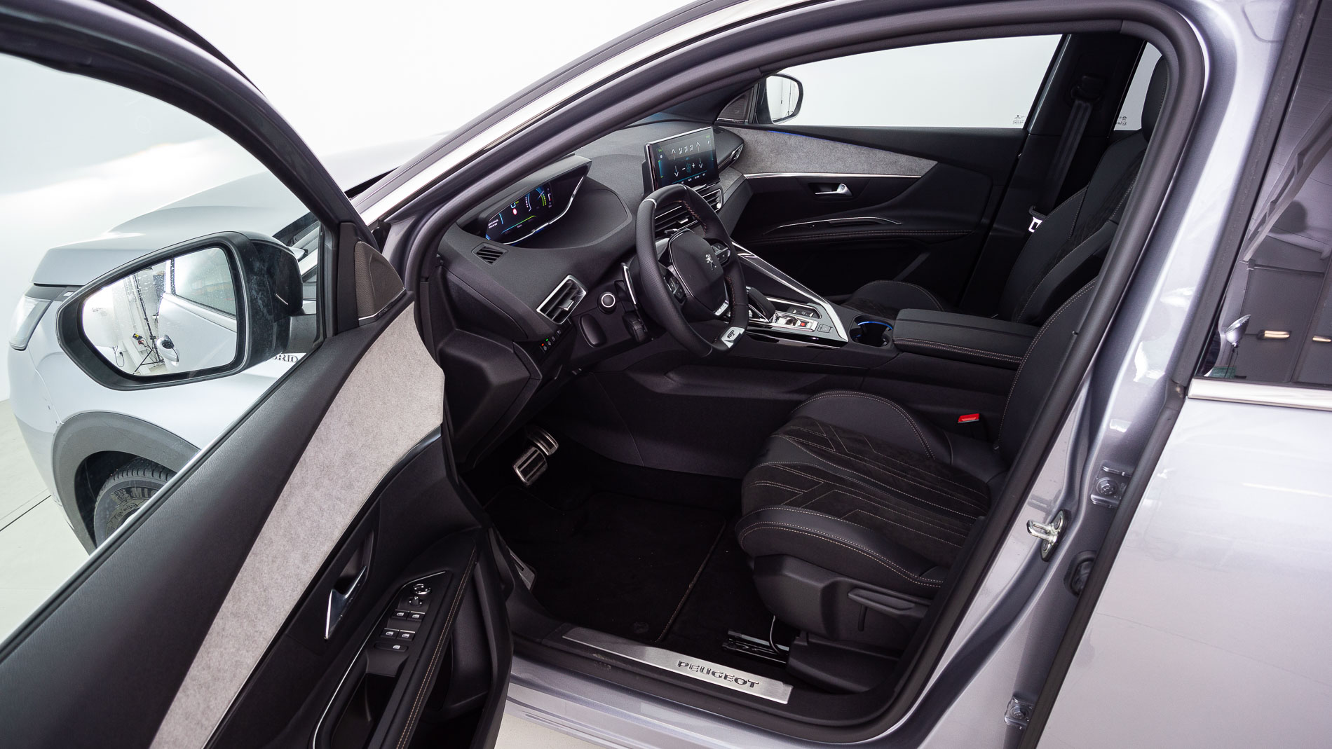 peugeot 3008 gt pack 1.6 HYBRID 300 EAT PHEV 2022 gris artense / negro 13