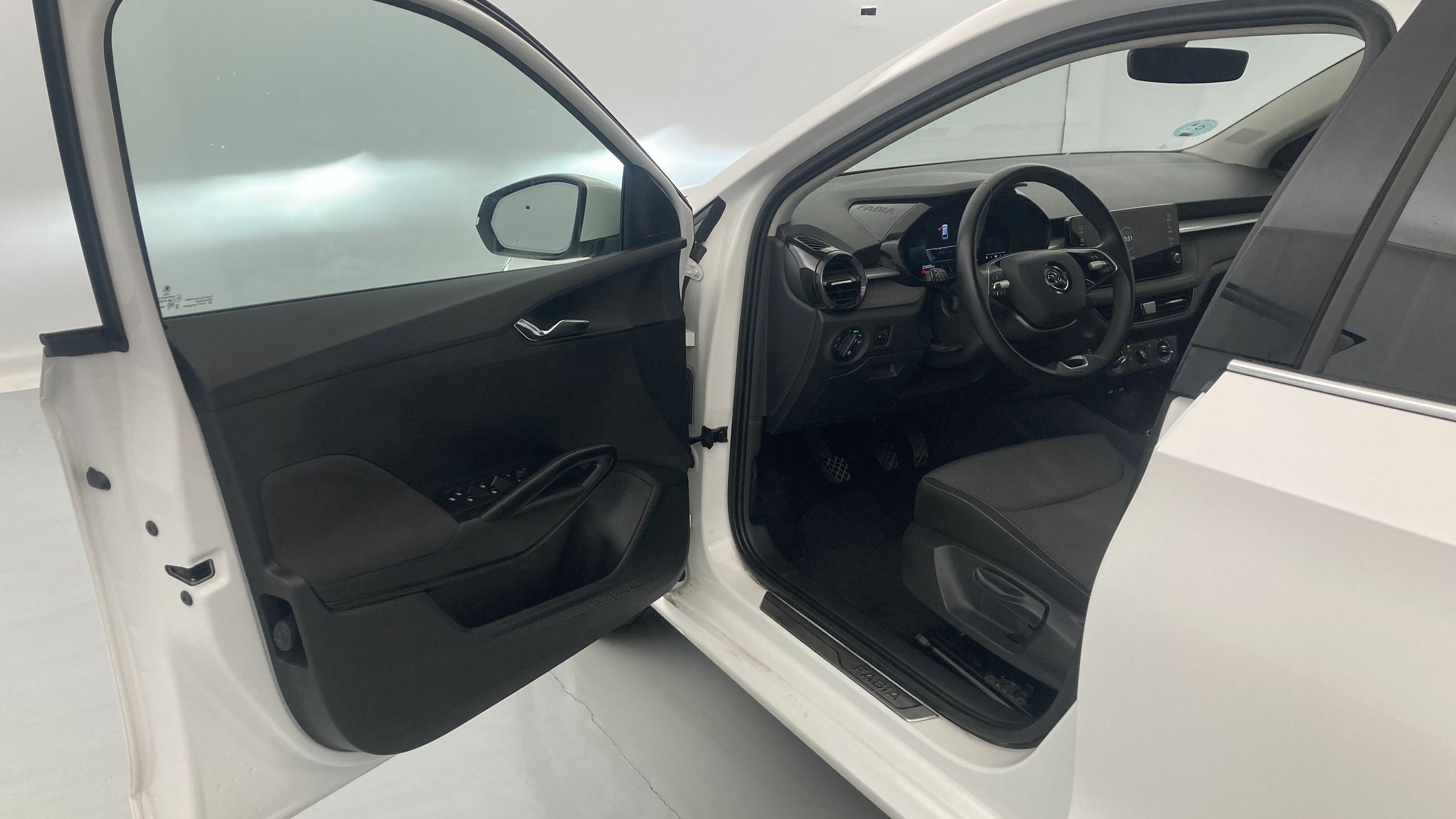 skoda fabia selection 1.0 MPI 80 2024 blanco candy 12