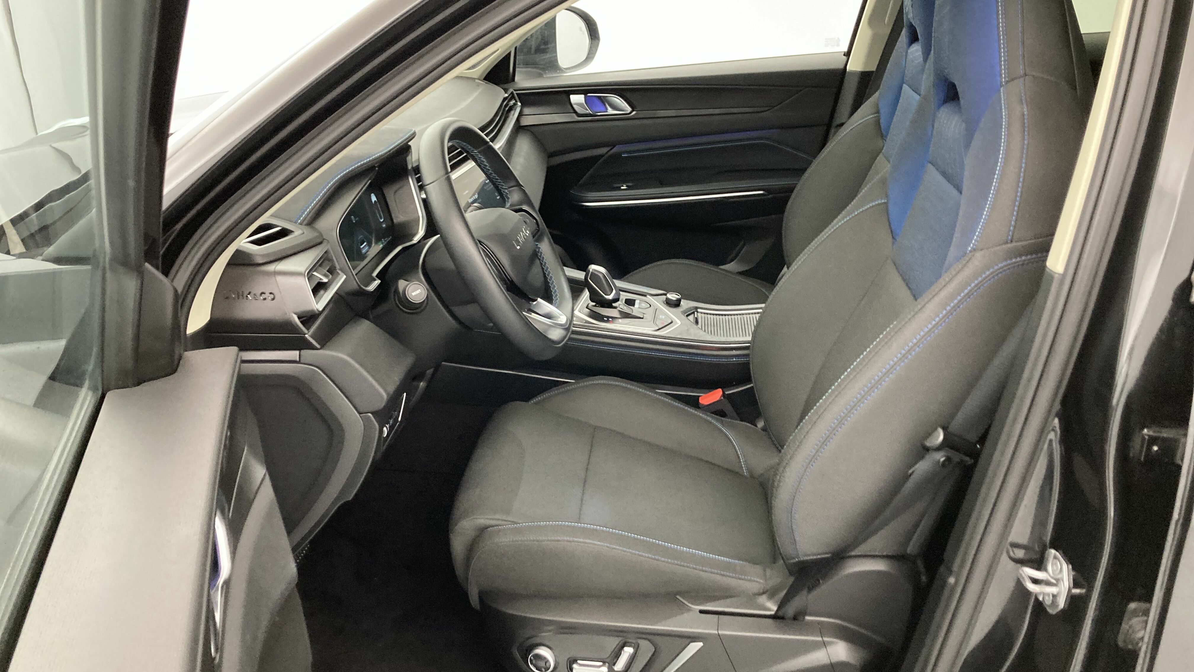 lynk&co 1 nv 1.5 PHEV 261 2022 black 15