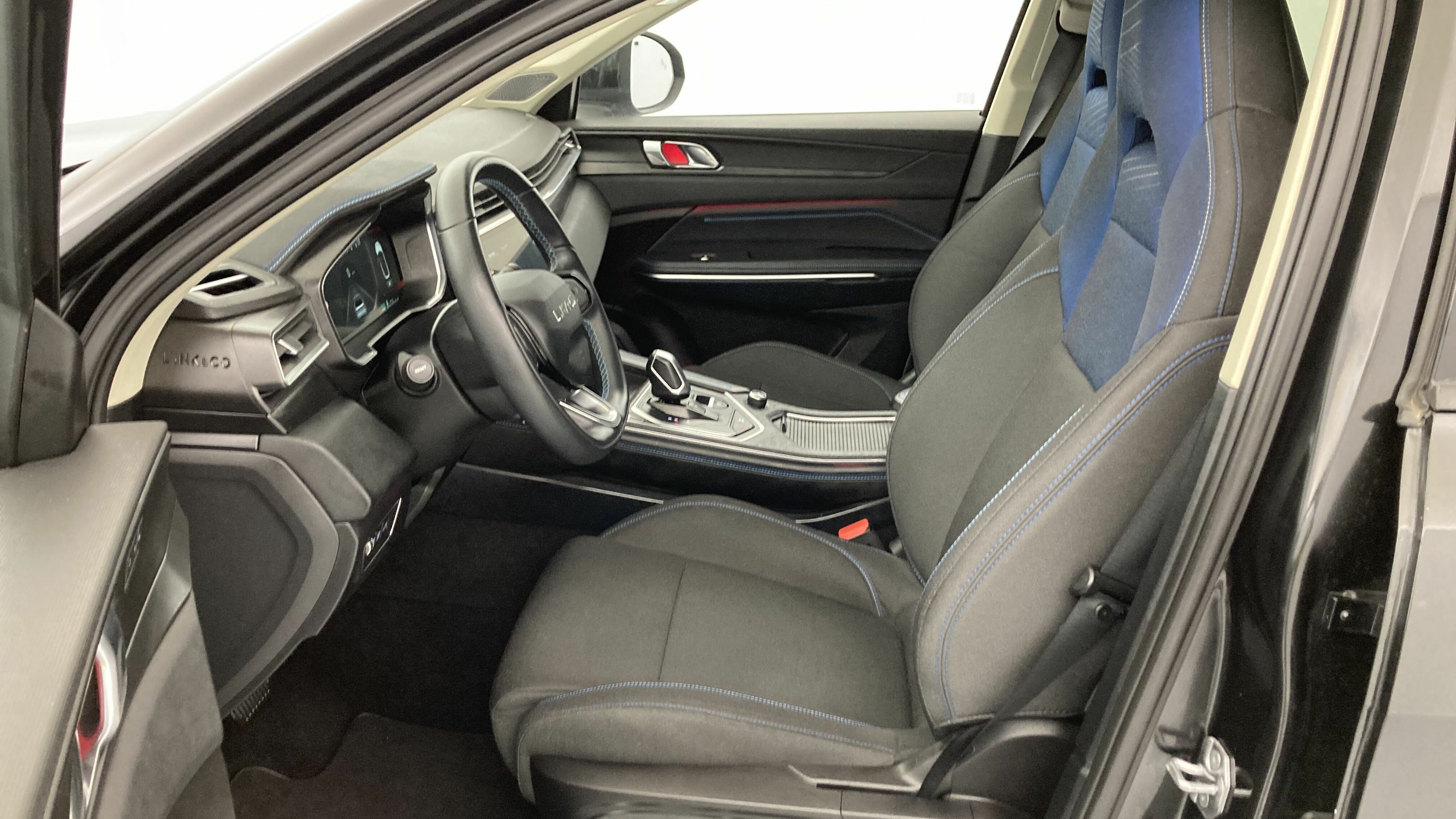 lynk&co 1 nv 1.5 PHEV 261 2022 black 15