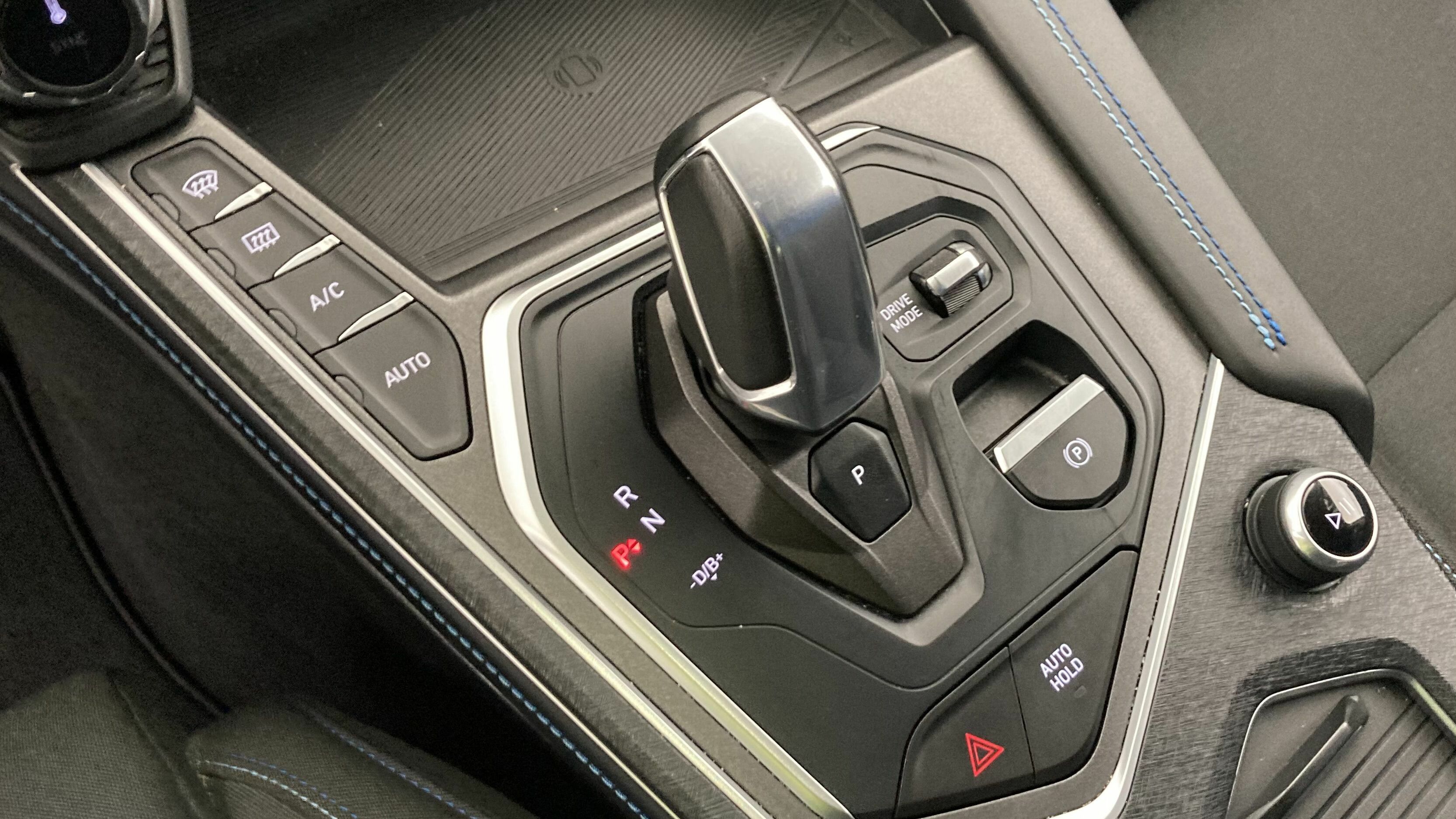 lynk&co 1 nv 1.5 PHEV 261 2022 black 21