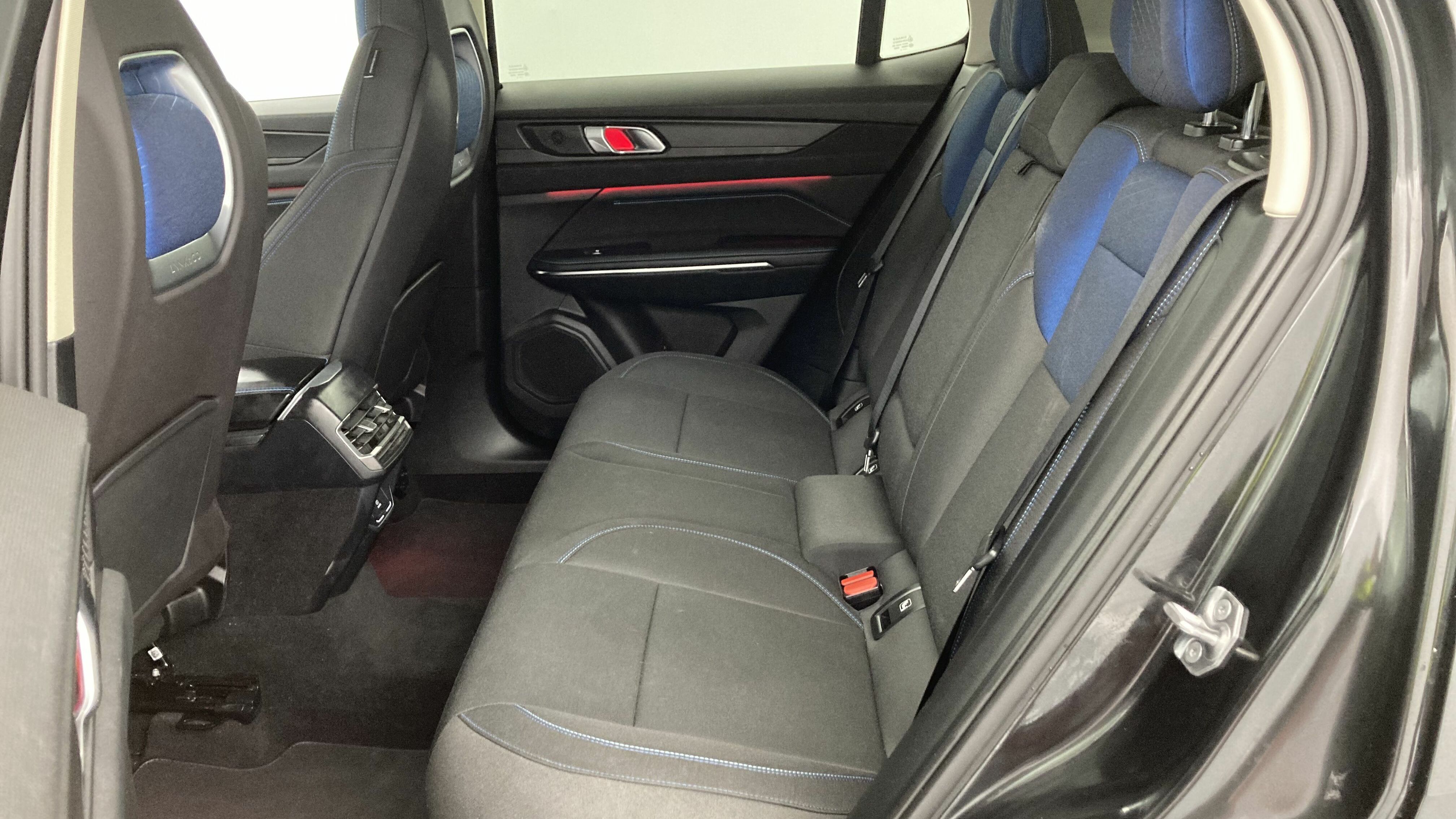 lynk&co 1 nv 1.5 PHEV 261 2022 black 22