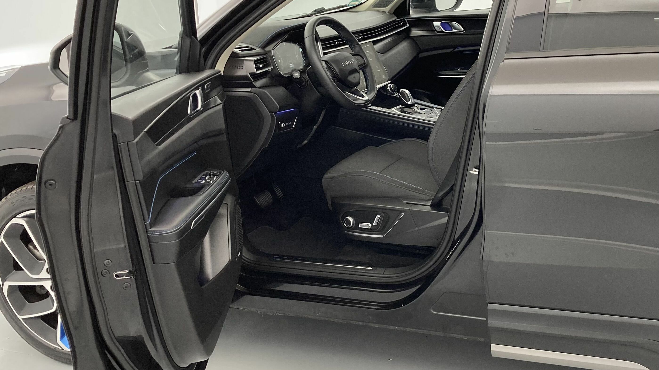 lynk&co 1 nv 1.5 PHEV 261 2022 black 14