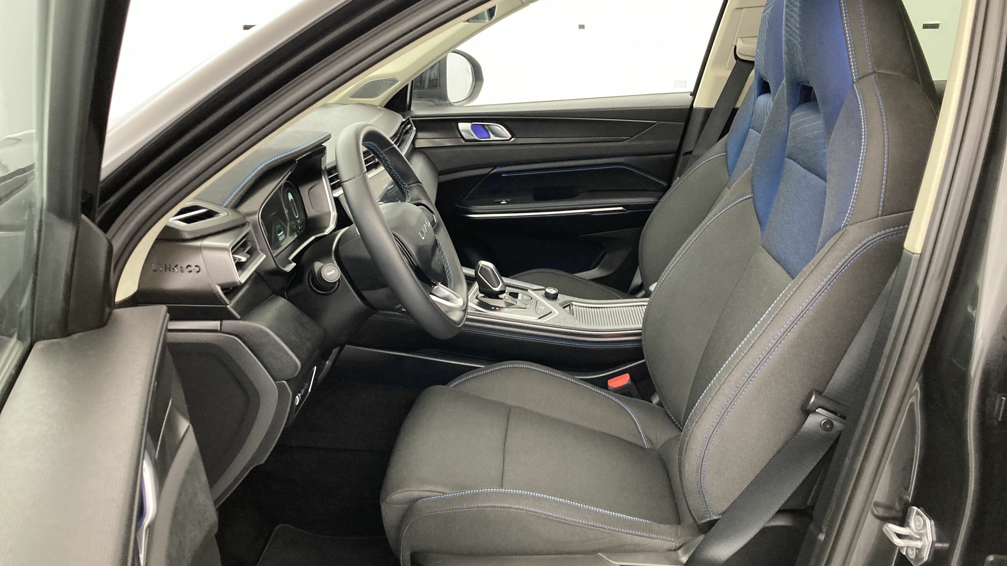 lynk&co 1 nv 1.5 PHEV 261 2022 black 15