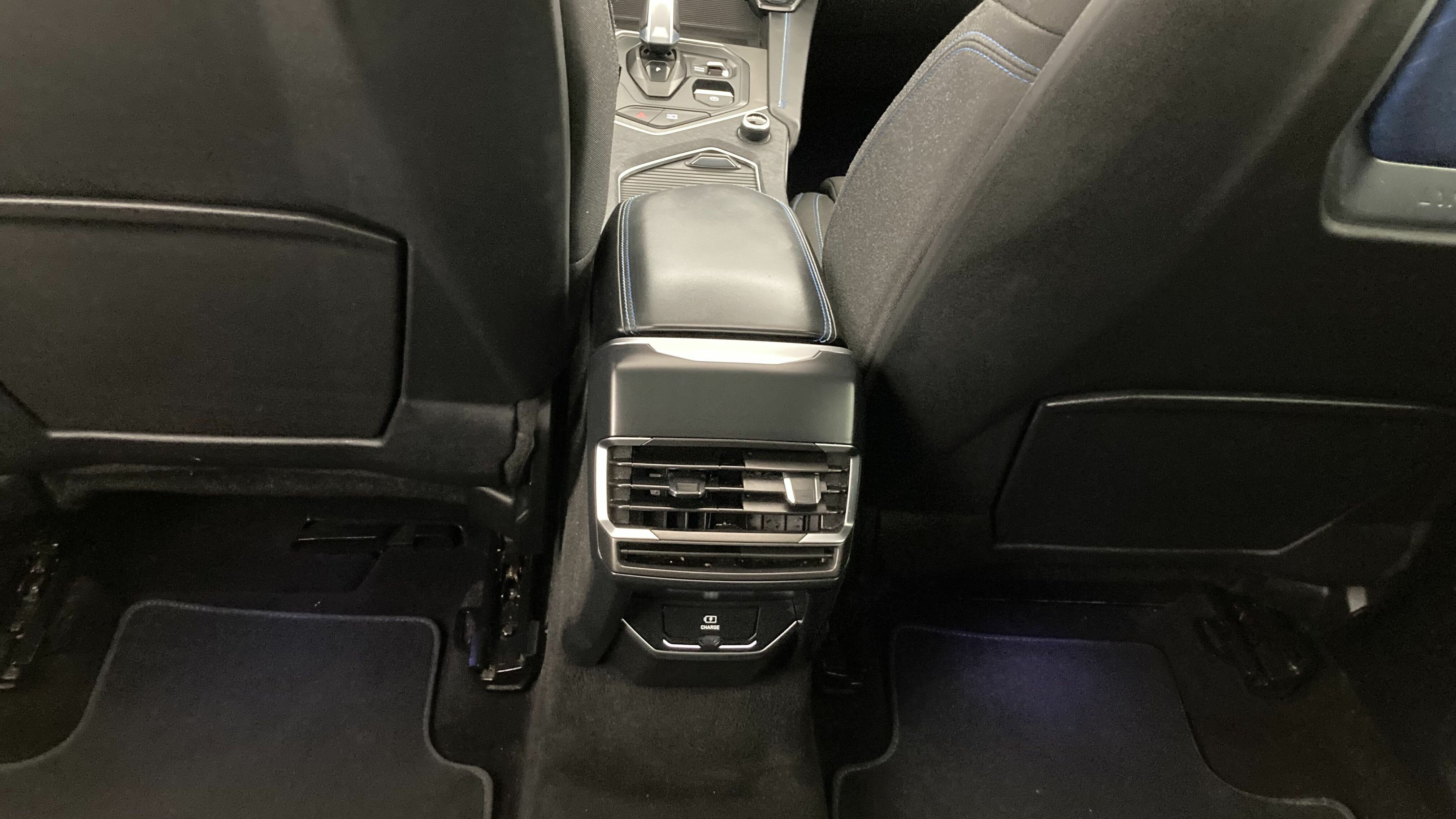 lynk&co 1 nv 1.5 PHEV 261 2022 black 23