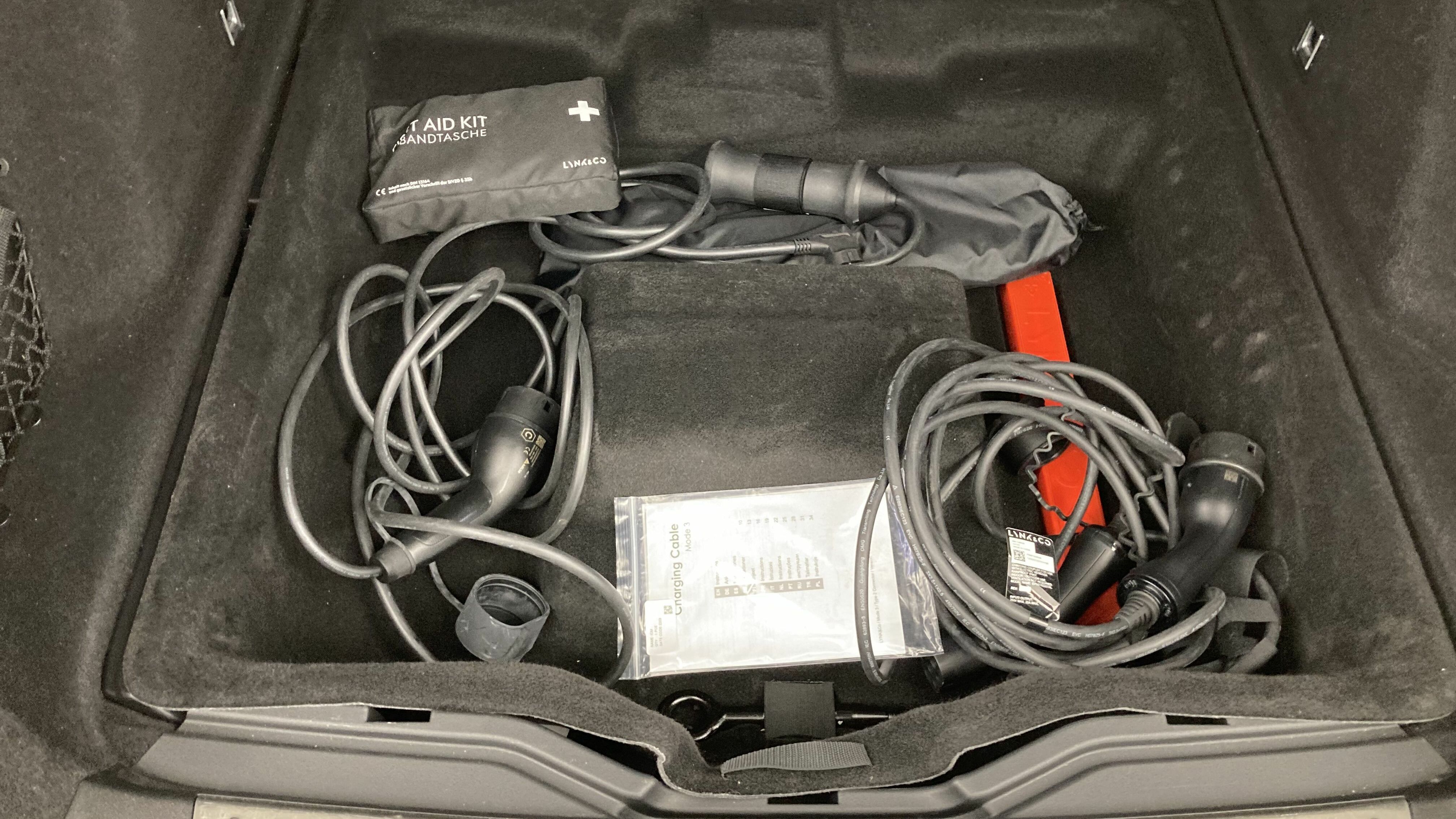 lynk&co 1 nv 1.5 PHEV 261 2022 black 24