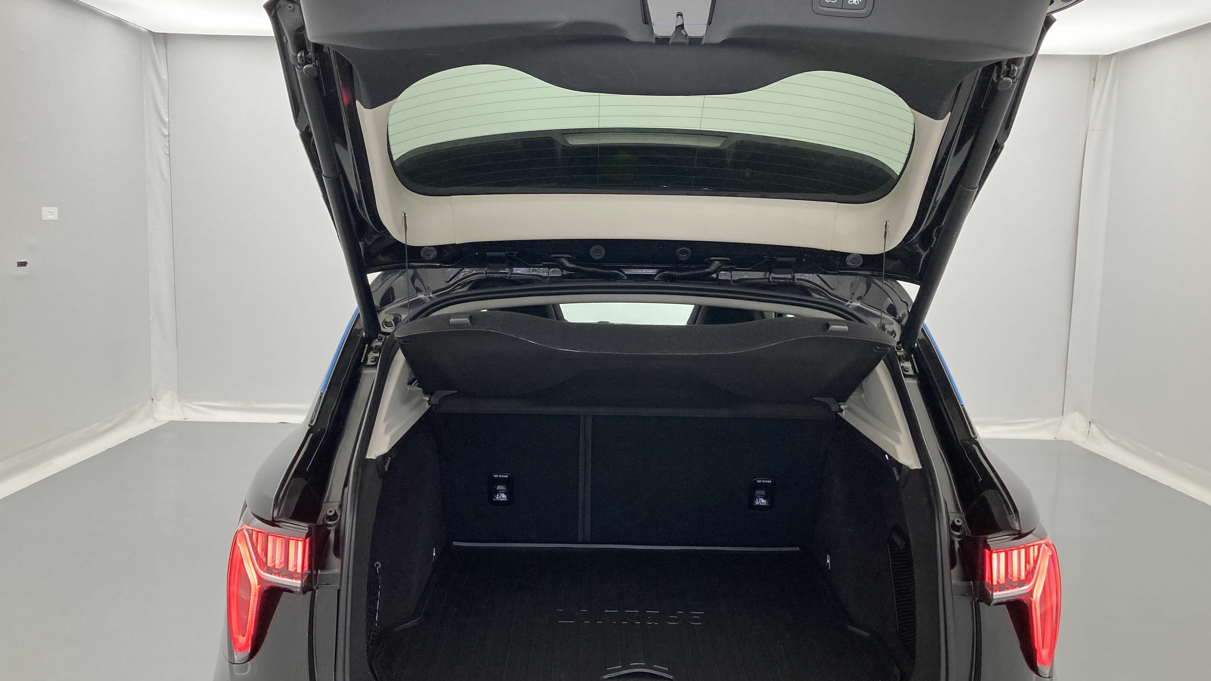 lynk&co 1 nv 1.5 PHEV 261 2022 black 25