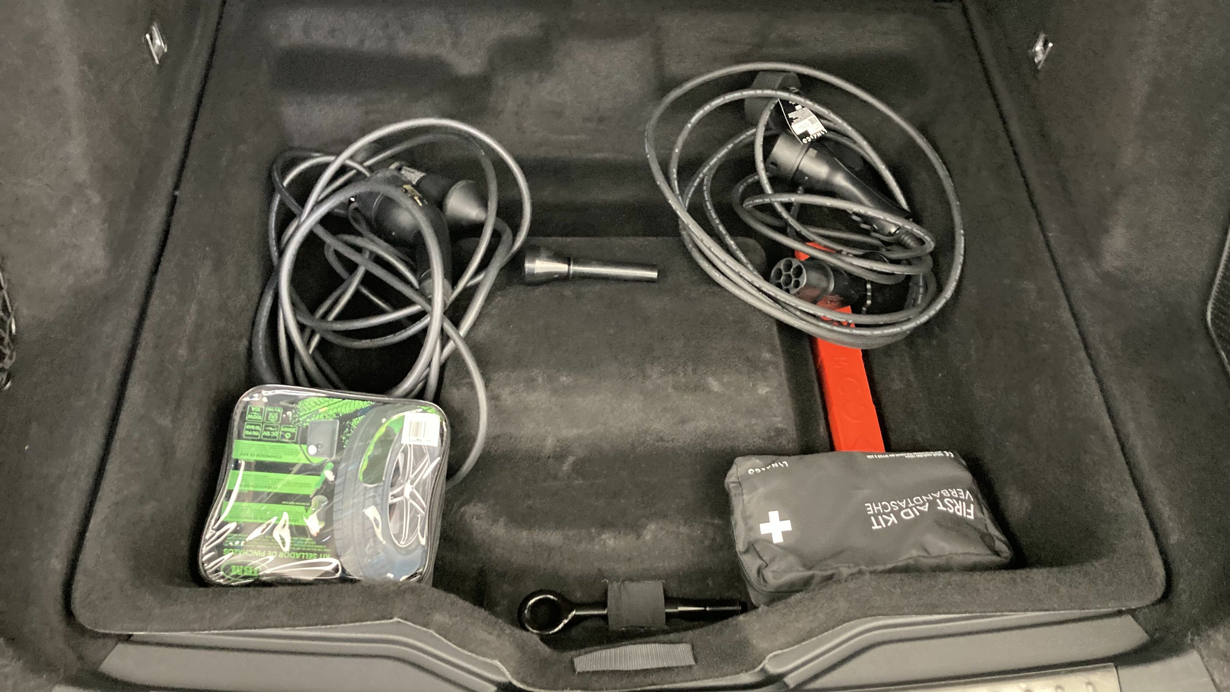 lynk&co 1 nv 1.5 PHEV 261 2022 black 24