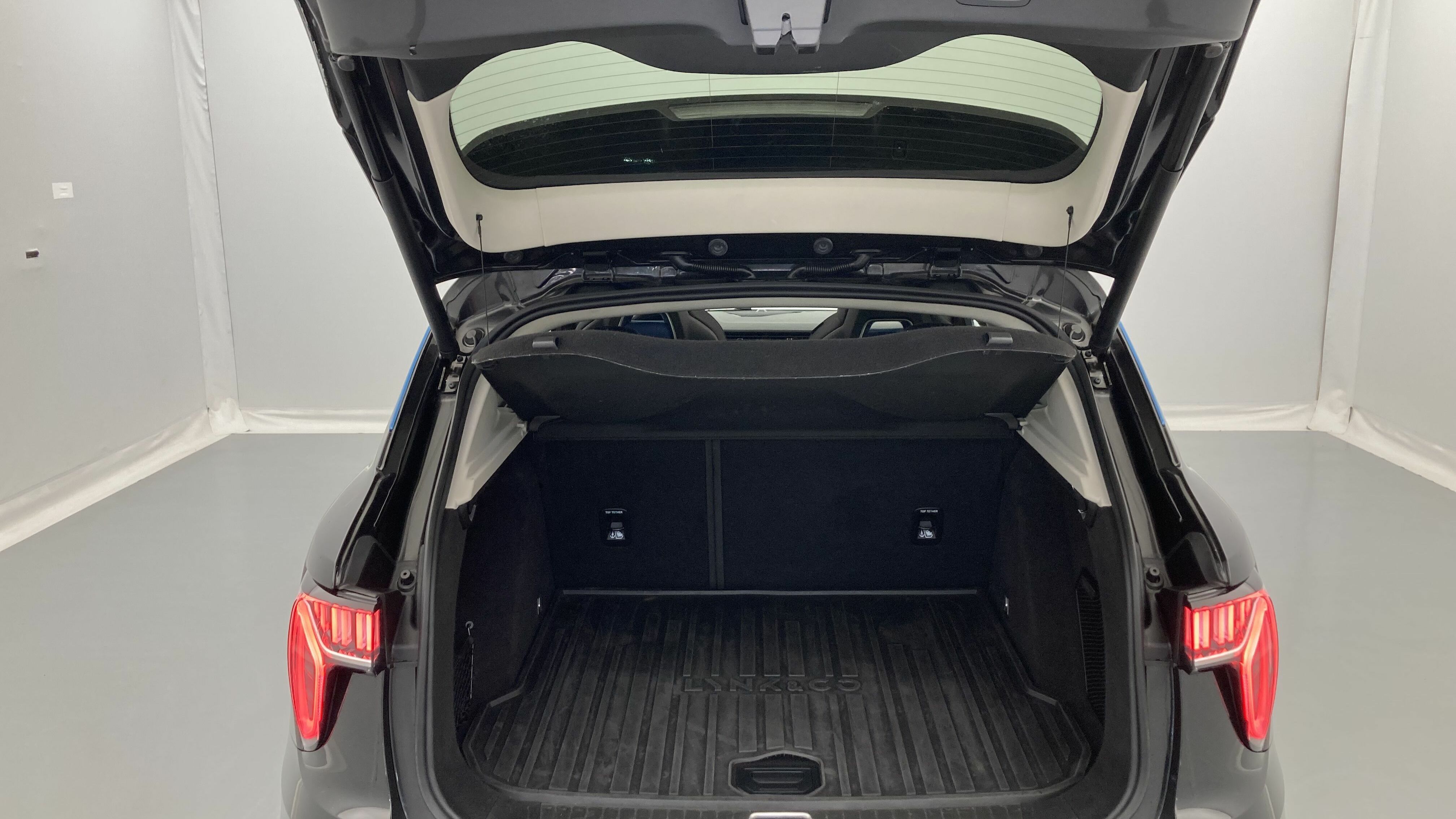 lynk&co 1 nv 1.5 PHEV 261 2022 black 25