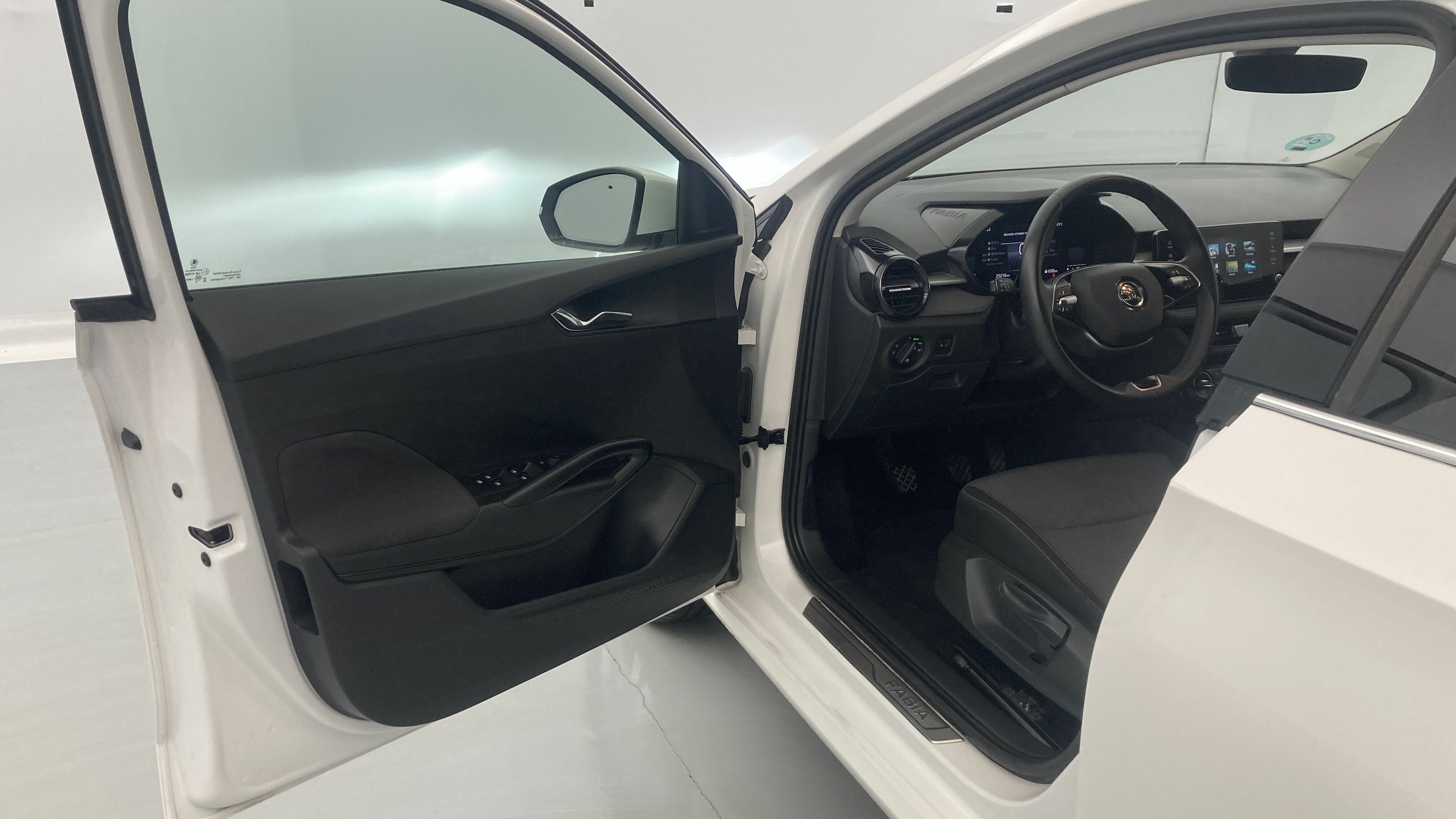 skoda fabia selection 1.0 MPI 80 2024 blanco candy 12