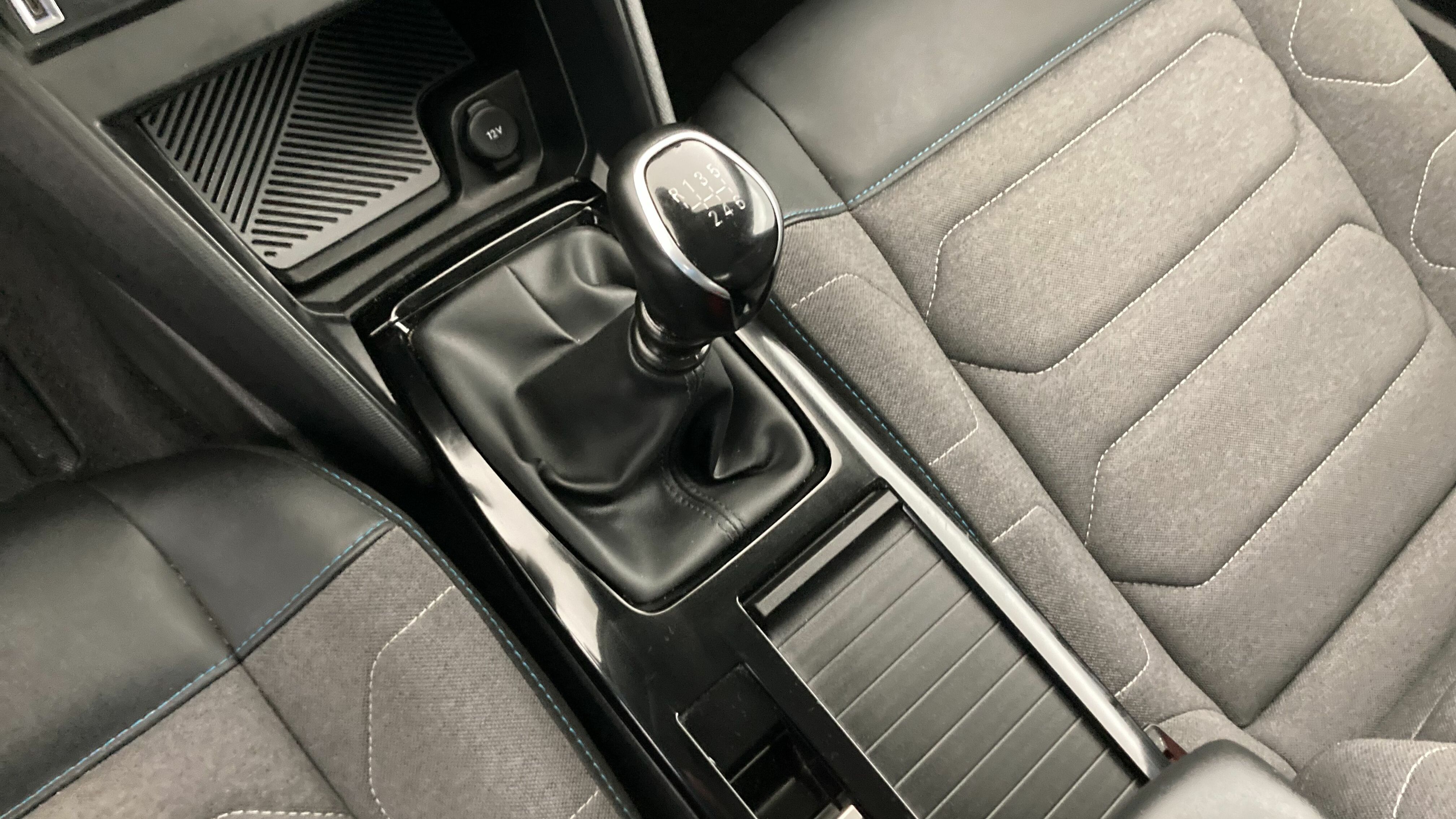 citroen c4 feel pack 1.2 PURETECH 130 2023 blanco nacarado 16