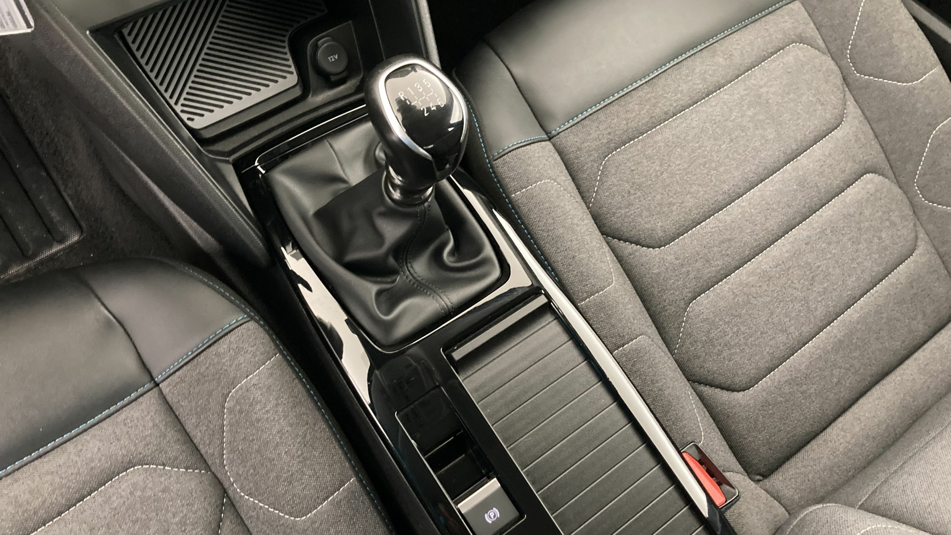 citroen c4 feel pack 1.2 PURETECH 130 2023 gris platino 16